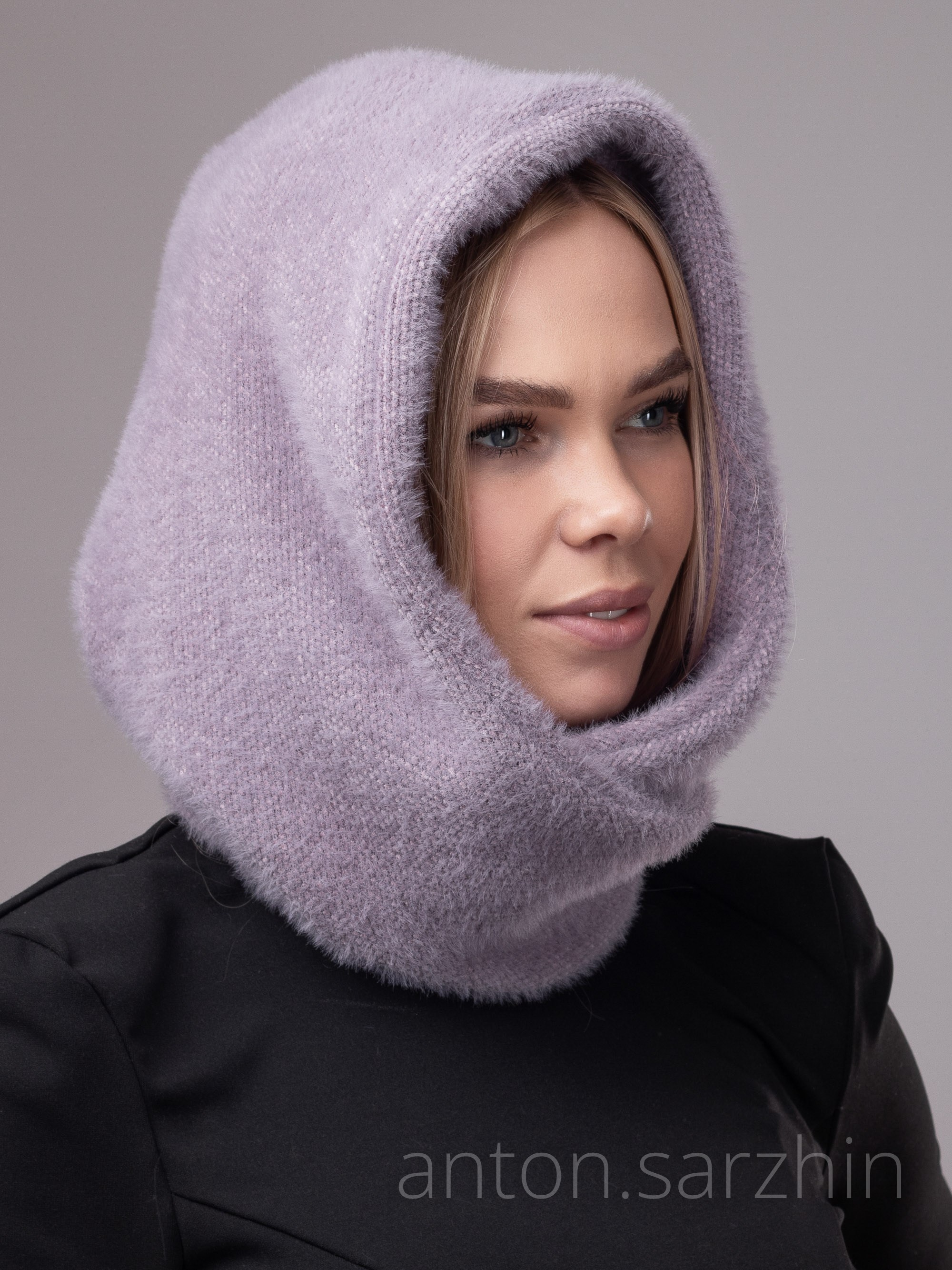 Платок с застежками на модели