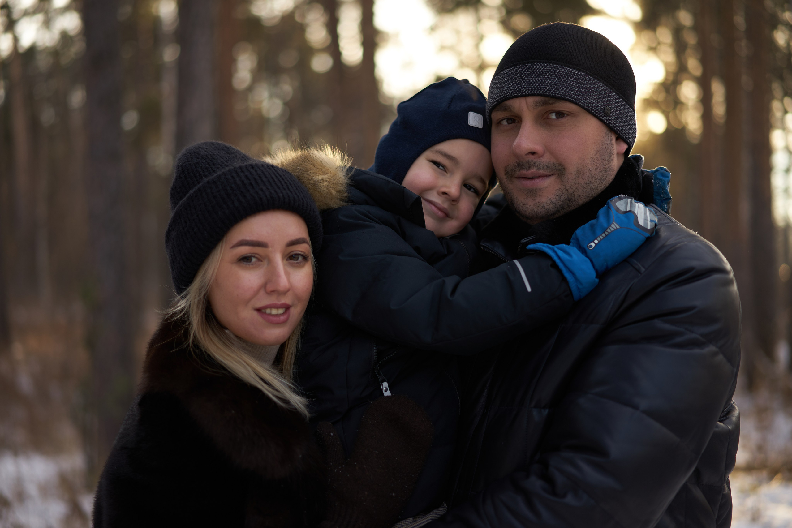 Семейная фотосессия зимой в лесу. Фотограф Екатеринбург Кокшарова Александра