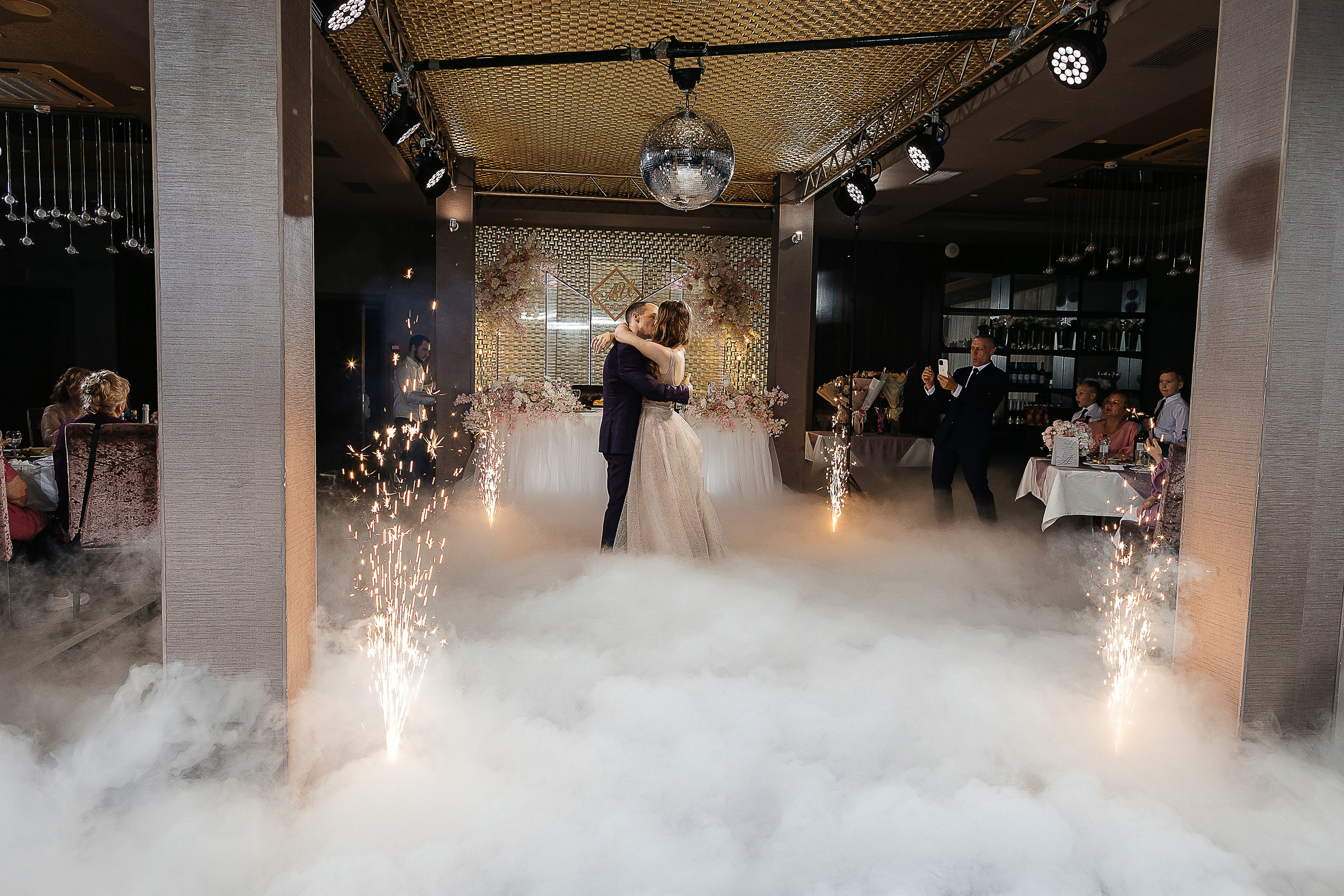 Роскошная выездная церемония в отеле. Олег Сверчков | Свадебный фотограф Вологда