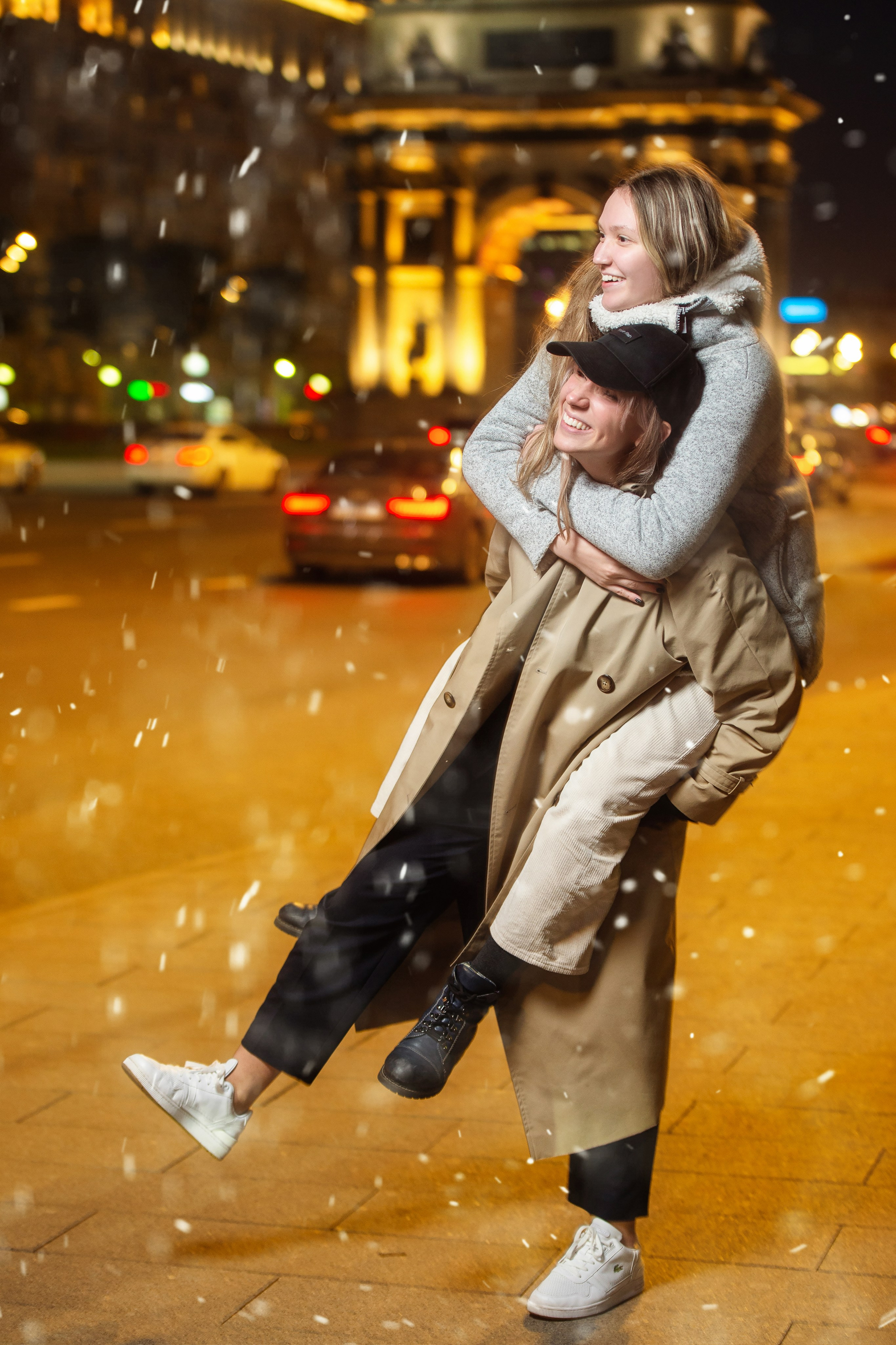 Вечерний городской портрет двух подруг на фоне ночной Москвы.