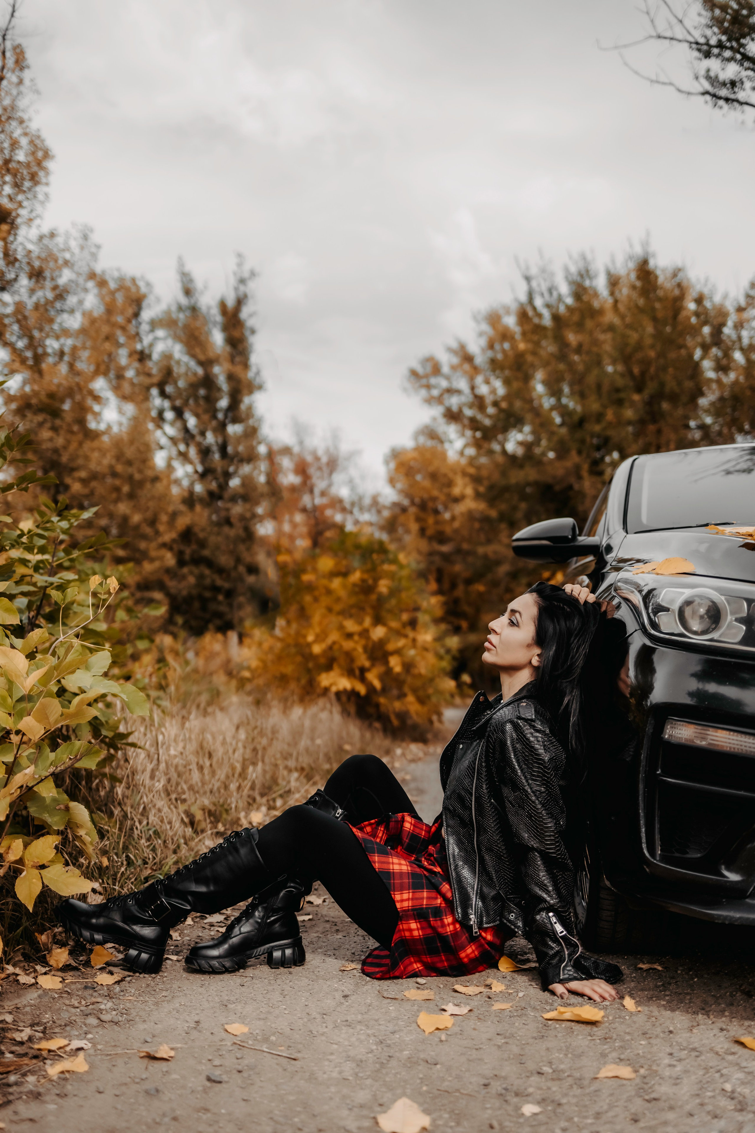Очарование осени: девушка и красивая машина на ярком фоне Невинномысска