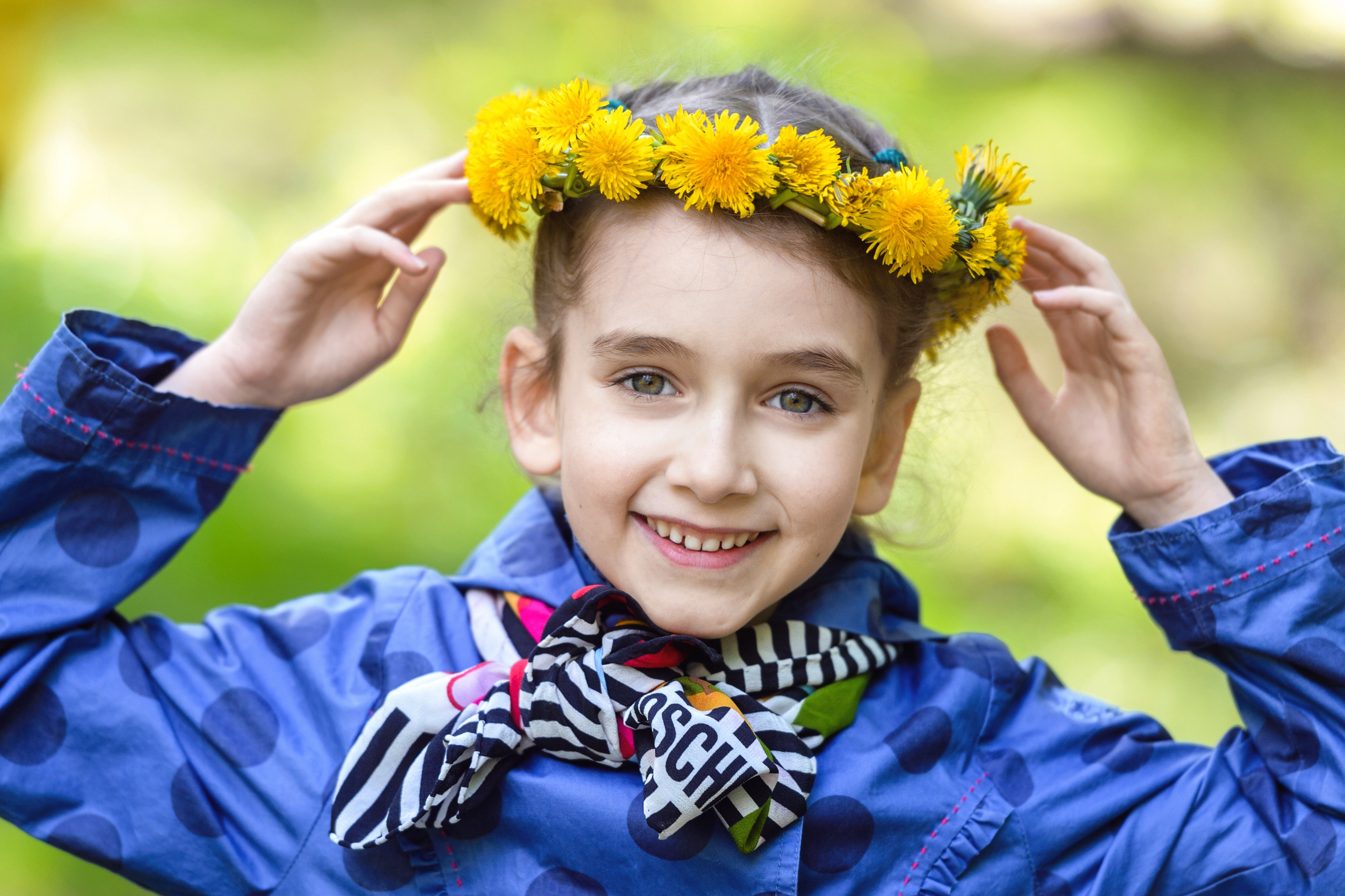 Портрет девочки с венком из одуванчиков
