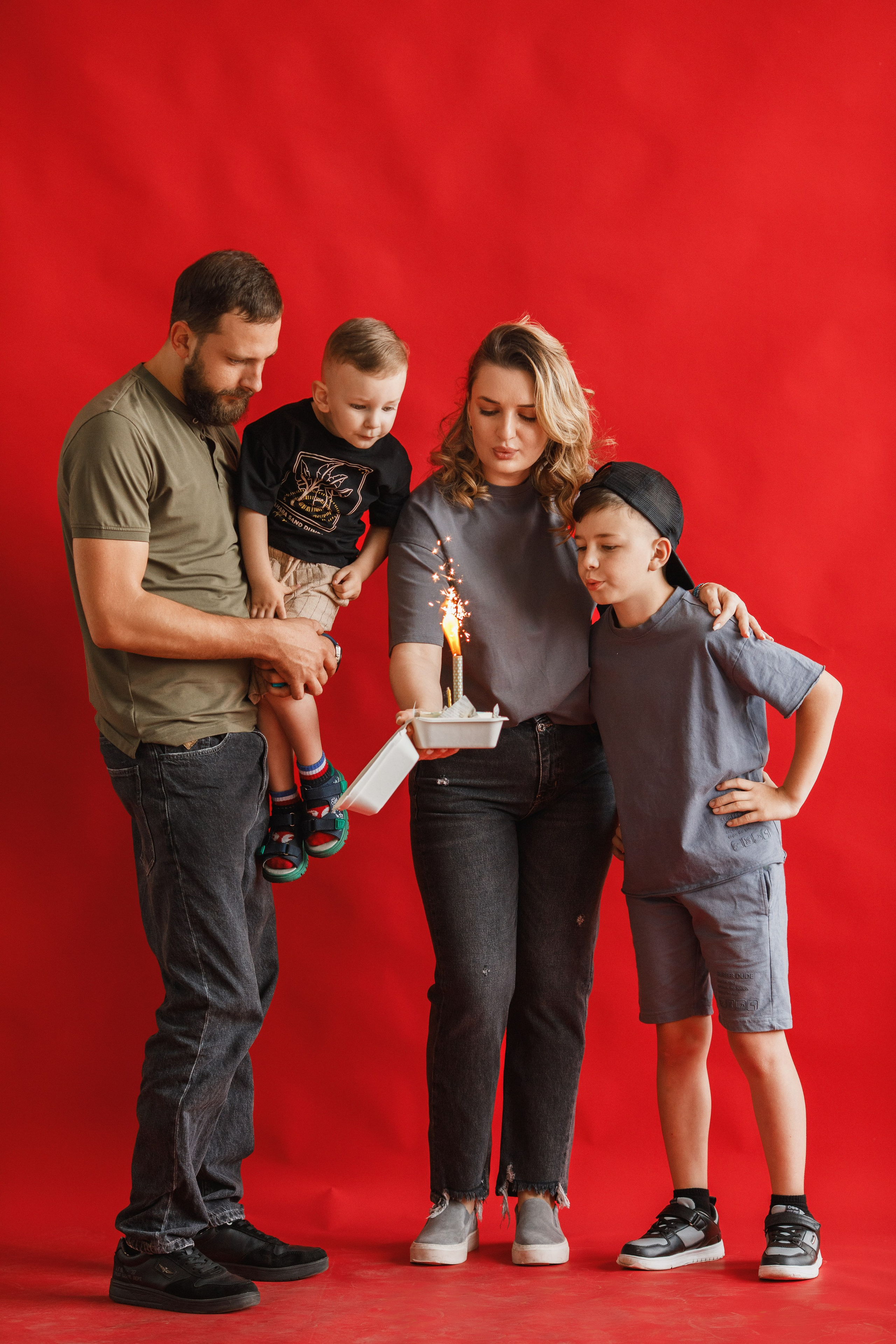 Семейная фотосессия с бенто-тортом. Фотограф во Владикавказе Юрий Геворгизов