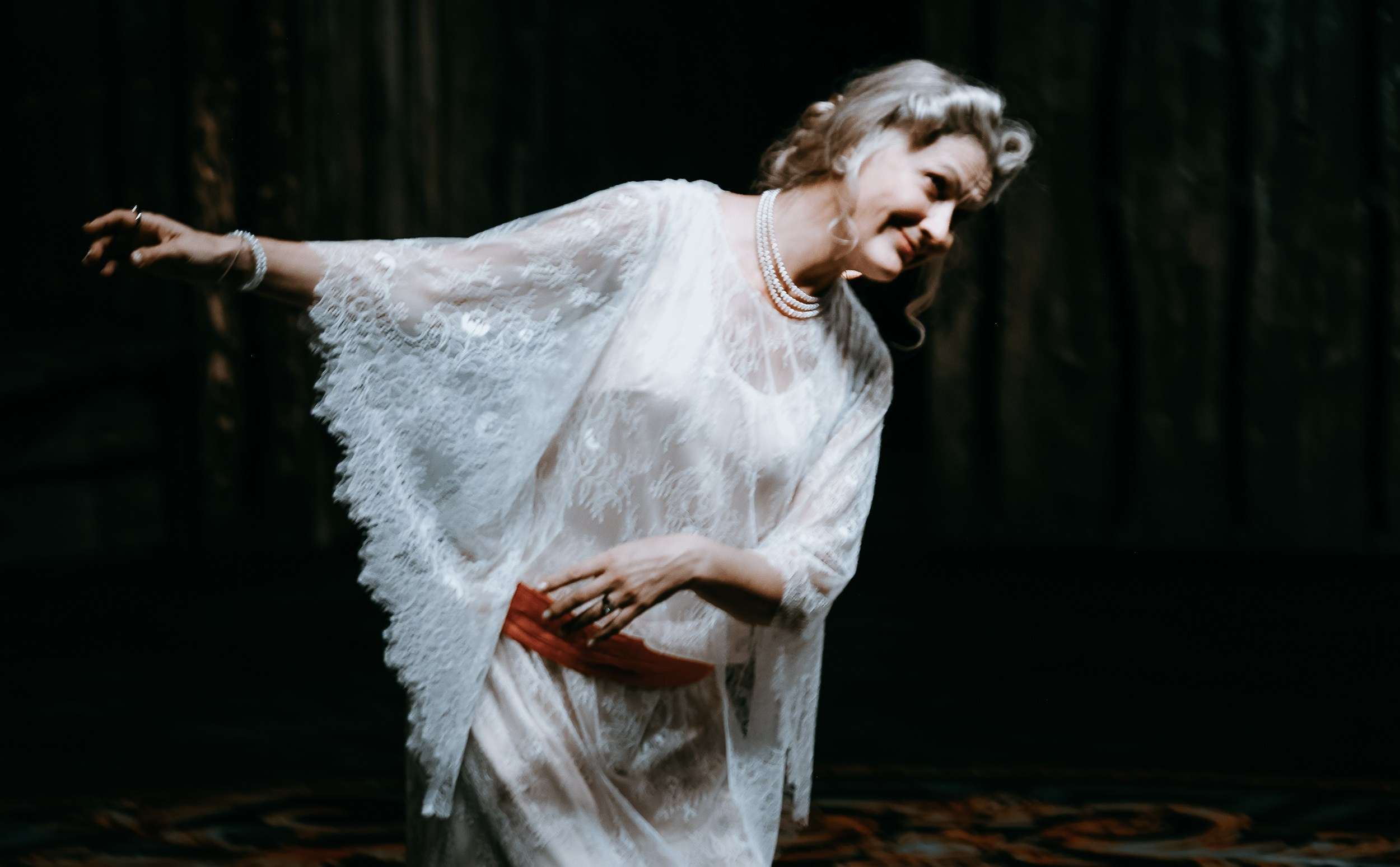 Весёлая женщина. Театр Эрмитаж. Репортажный, архитектурный, театральный и файн-арт фотограф Лена Мельникова в Москве