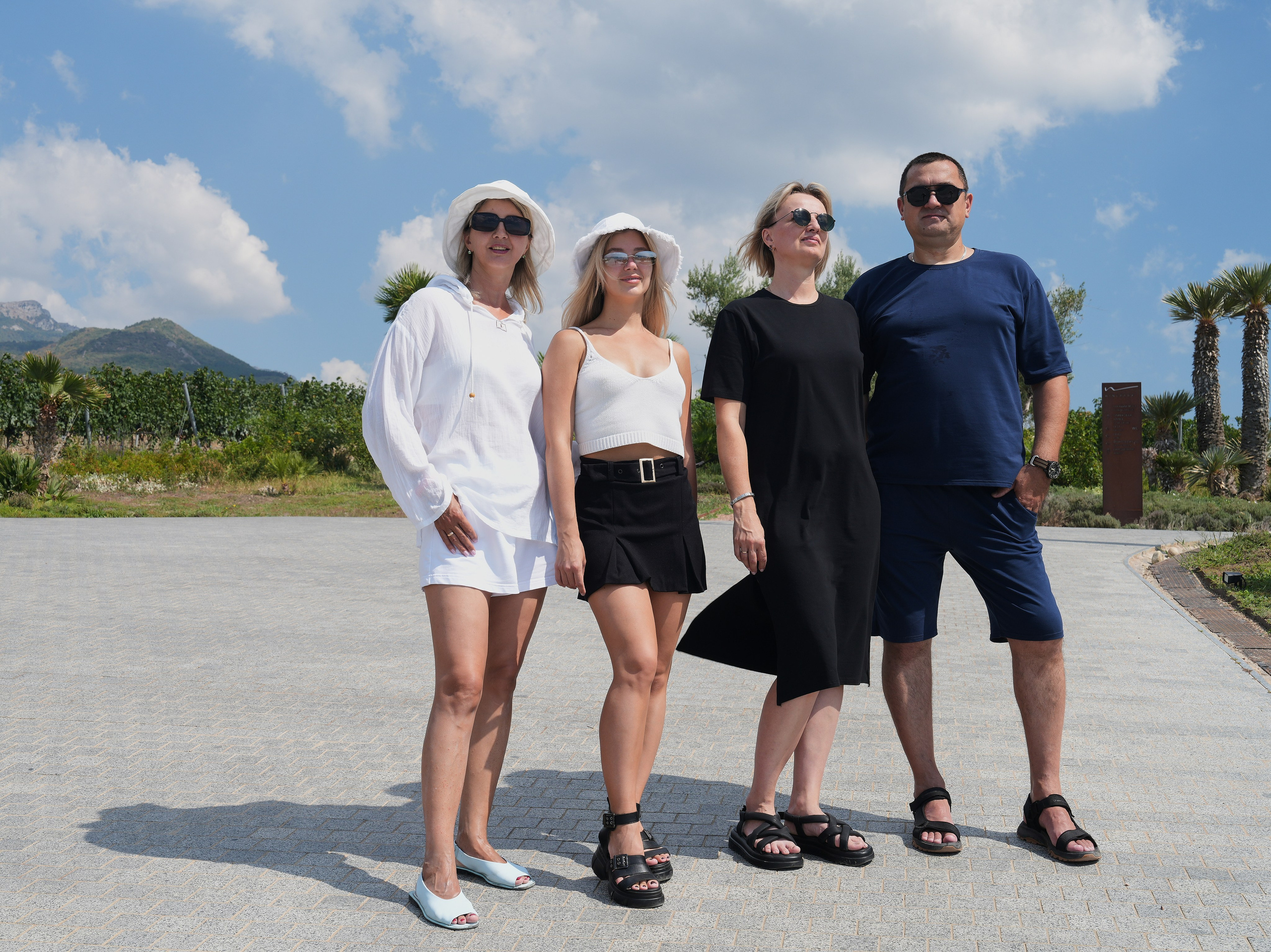 Семейная прогулка 4 человека. Свадебный фотограф Виктория Роса