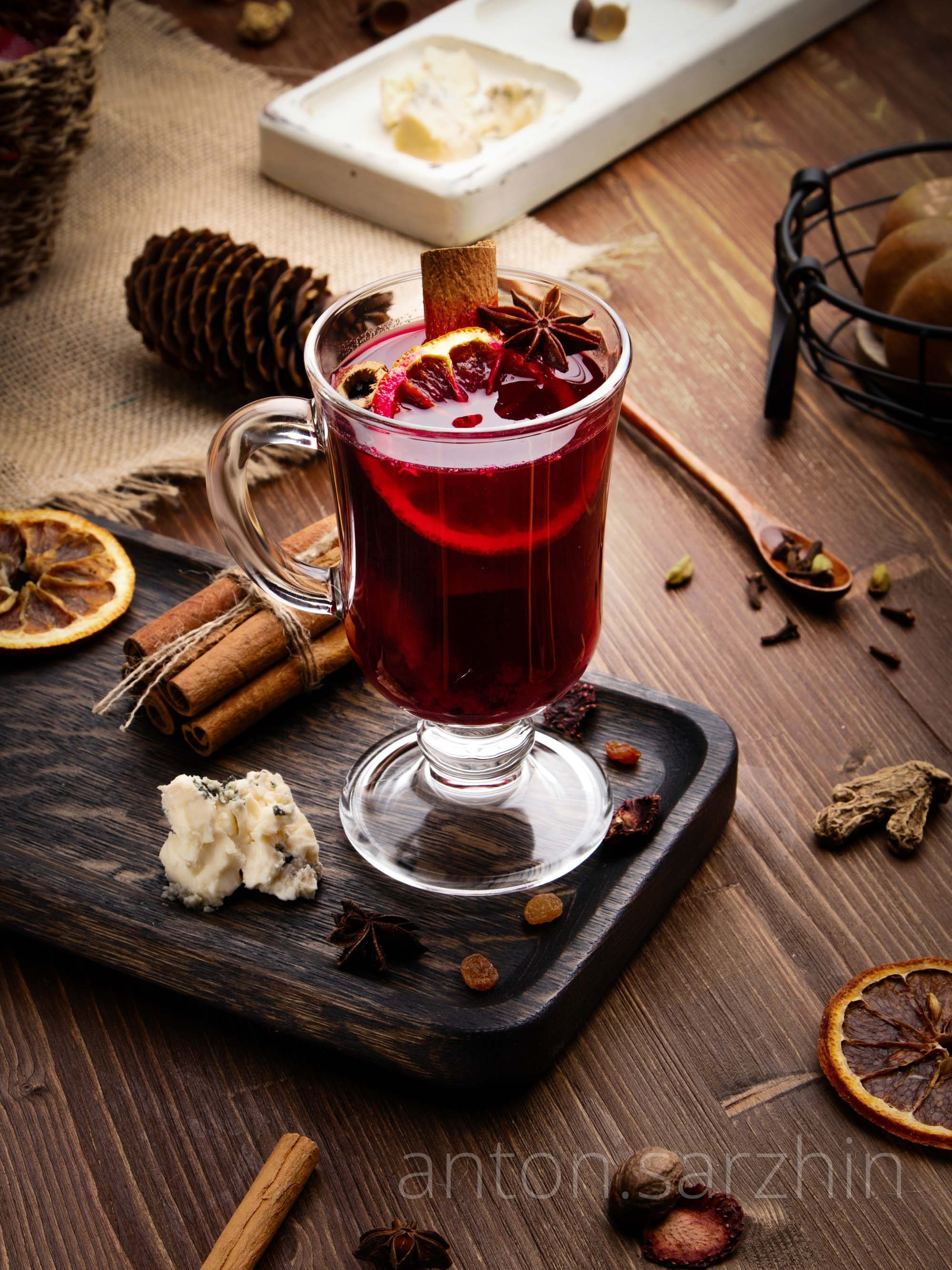 Съемка глинтвейна в интерьере кухни