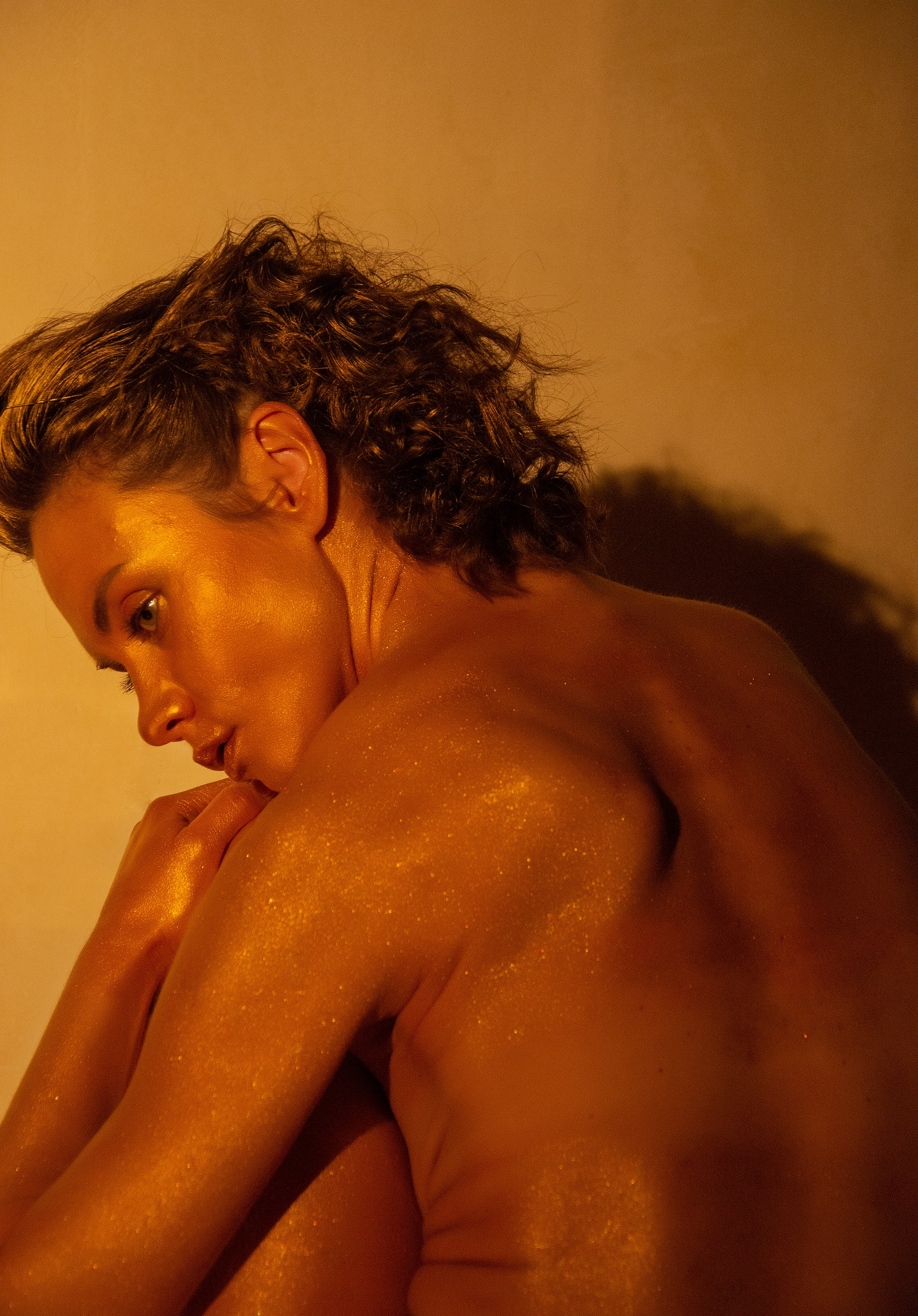 Мария. Фотосессия с золотой краской