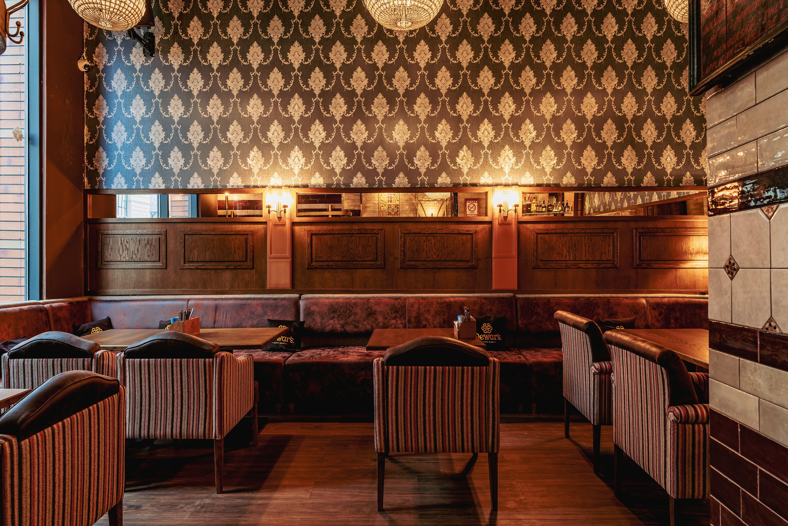 Алматы, Fuller's 4you — камерный паб в верхней части города, апрель 2025. Интерьерный фотограф Алматы