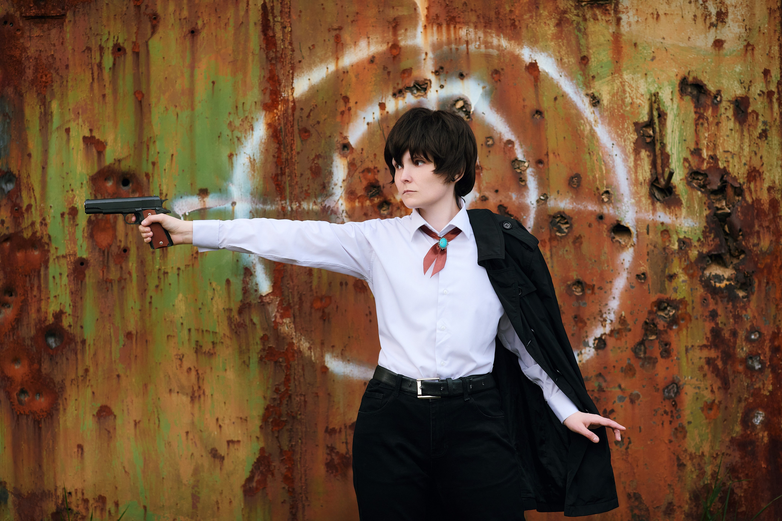 Девушка в образе Дазая позирует на фоне охотничьей мишени - идея для косплей фотосессии