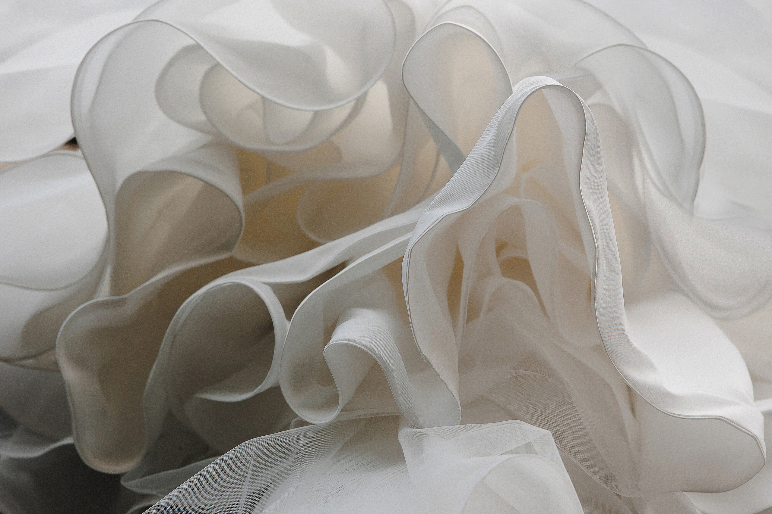 Эмоциональная свадебная фотосессия у бассейна. Свадебный фотограф в Ростове Александр Артс