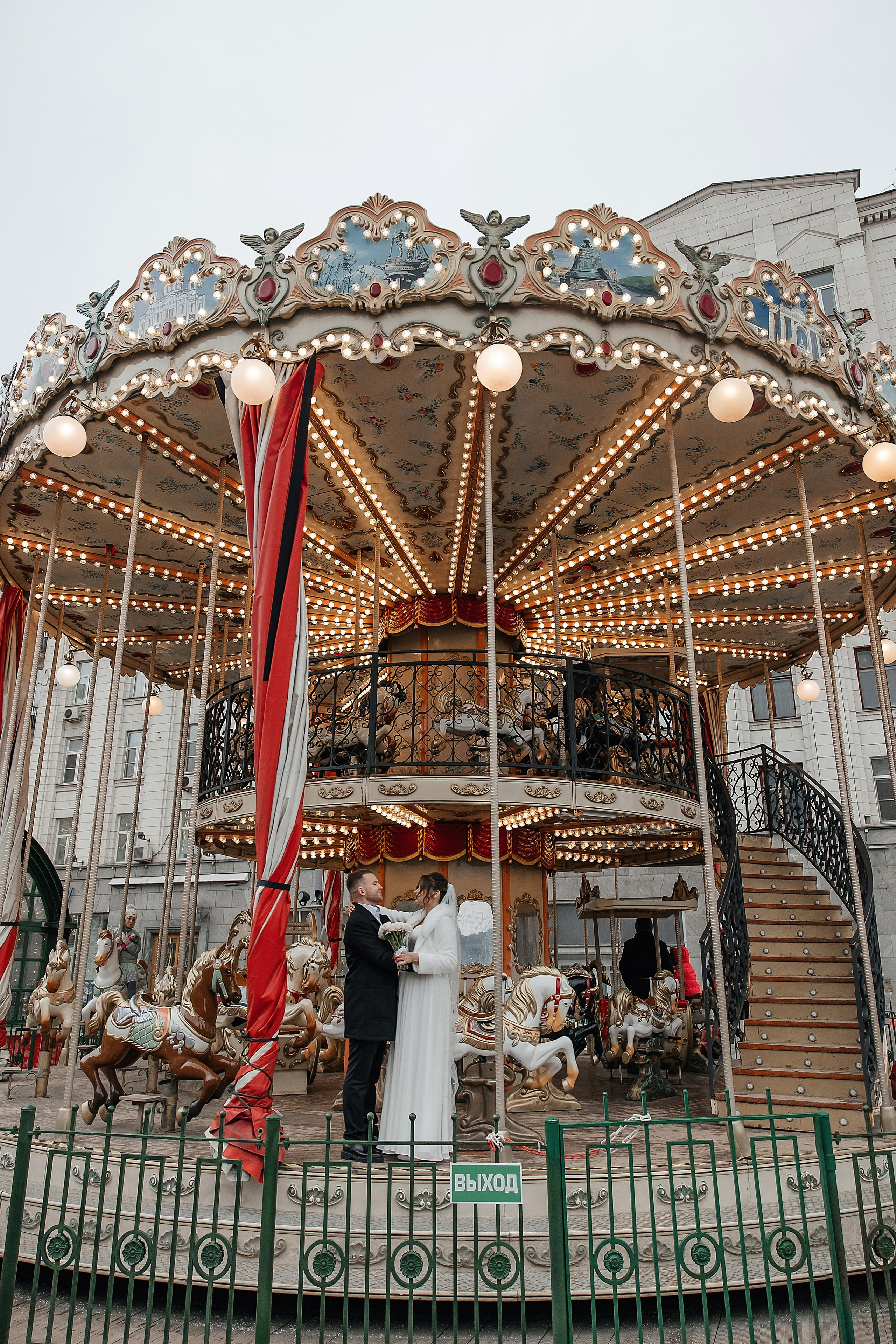 Свадебная фотосессия на Новогодней карусели на ярмарке в Москве