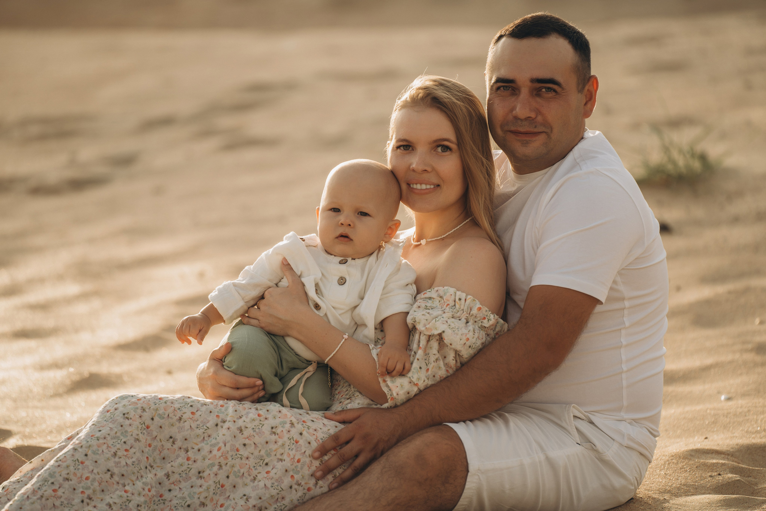 Семья смеётся на берегу в Геленджике – яркие летние кадры, фотограф Геленджик