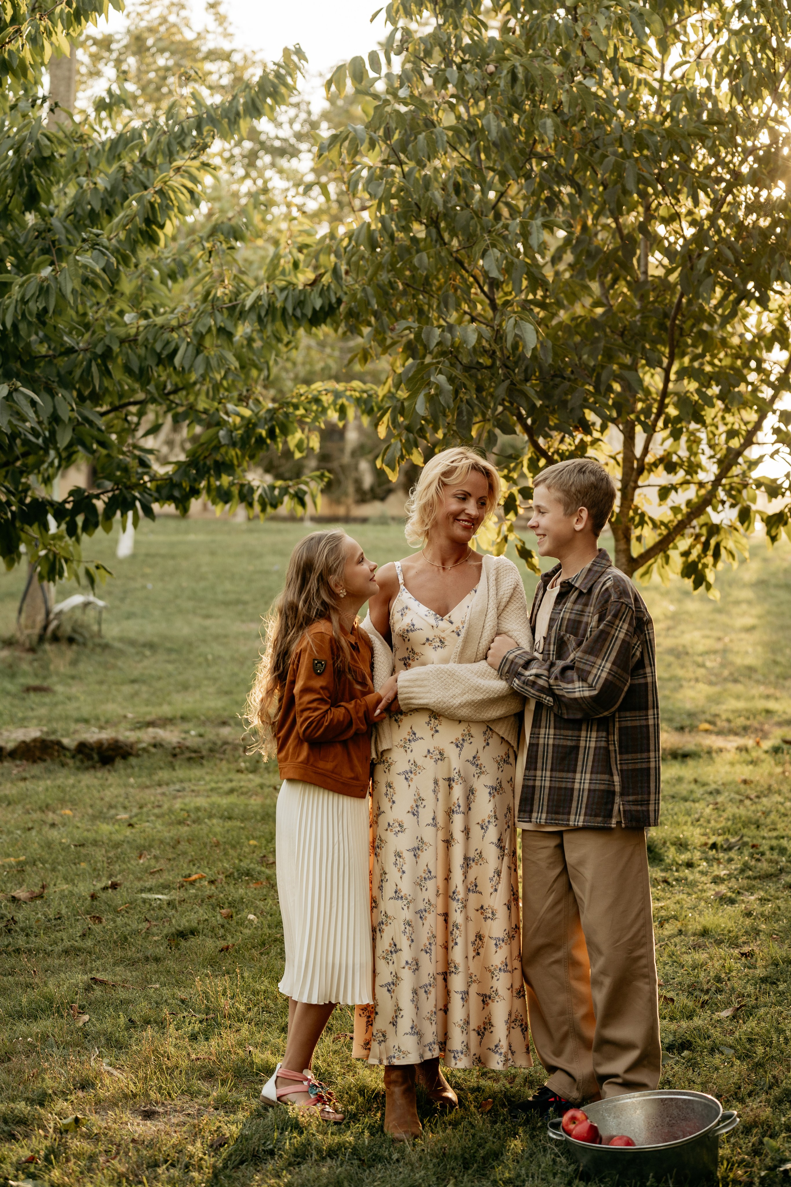 Лучшие кадры семейной фотосессии в Анапе: объятия, смех, яблоки и дружелюбные животные эко-фермы. Фотограф Анапа.