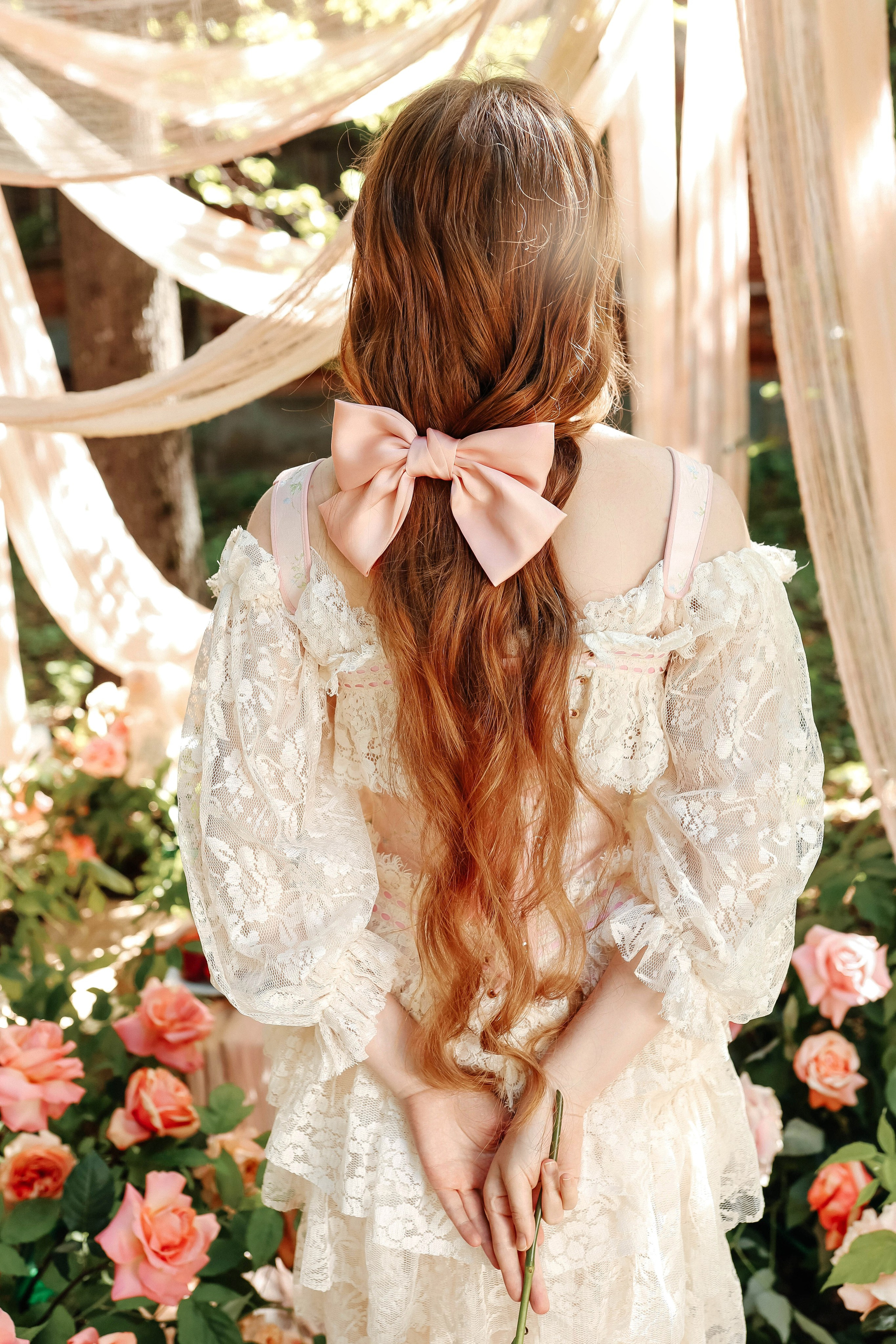 Женская фотосессия с живыми цветами в Москве. Свадебный и семейный фотограф в Москве