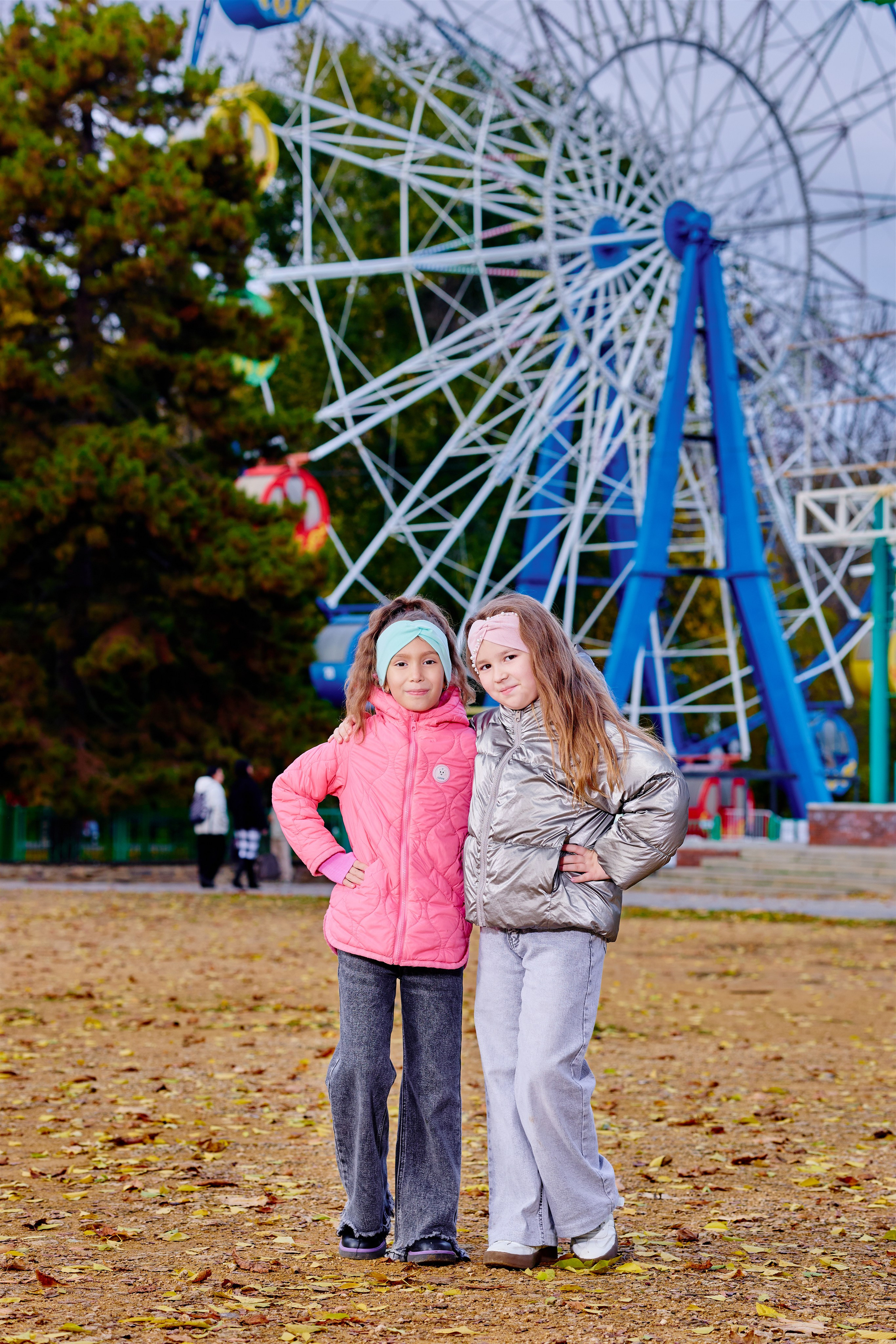 Прогулка в парке классом. Фотограф Выпускные альбомы Таганрог Сергей Коробченко