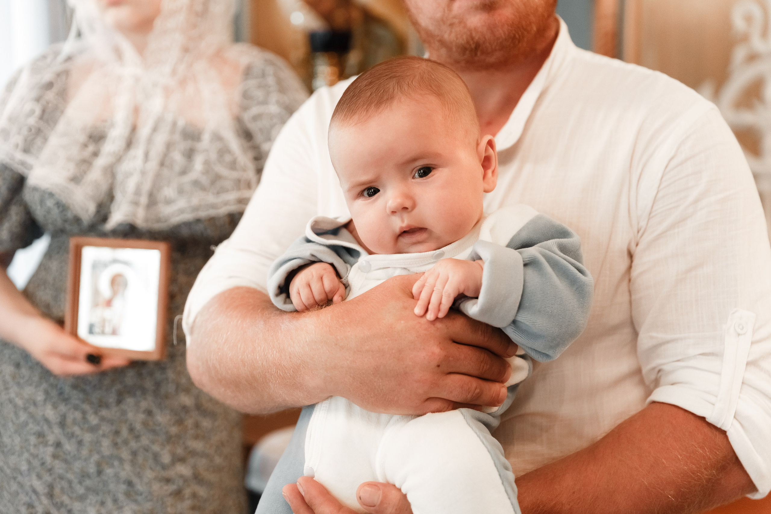 малыш на руках крестного