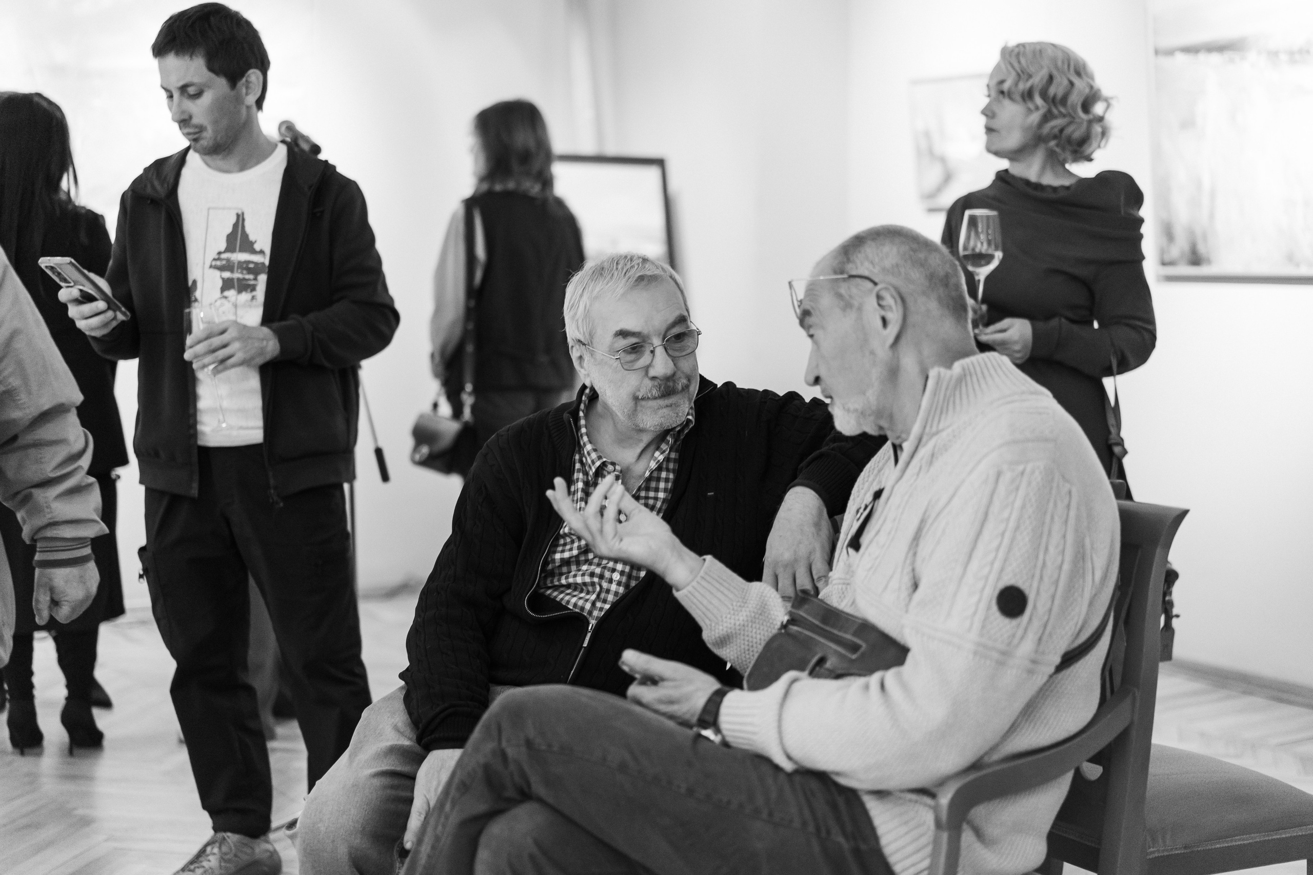 Съёмка открытия вытсавки художника Ильи Даньшина. Лиза Фирстова — самый добрый фотограф