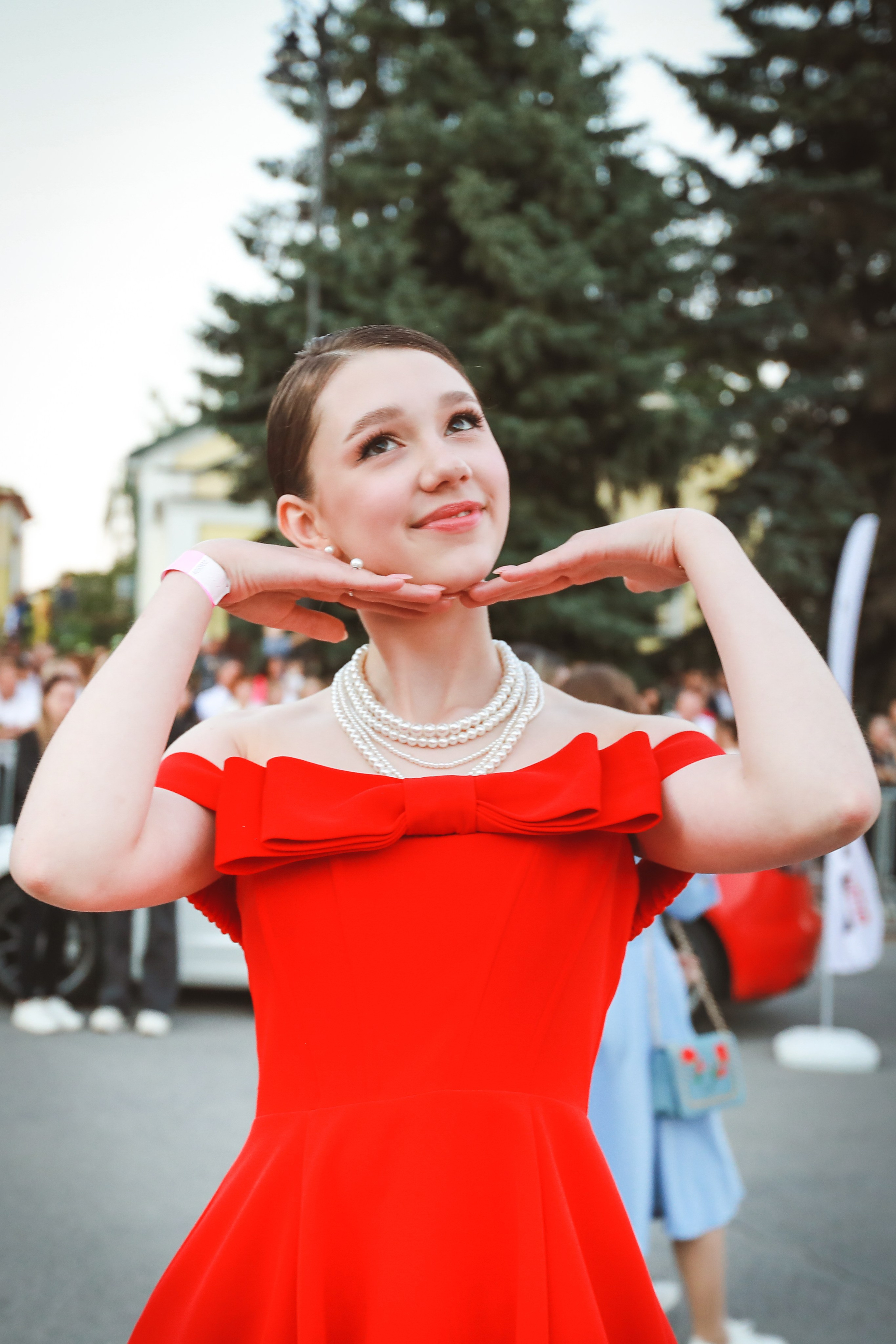 Тематическая ретро фотосессия в Липецке на выпускной. Красивая девушка в красном платье.