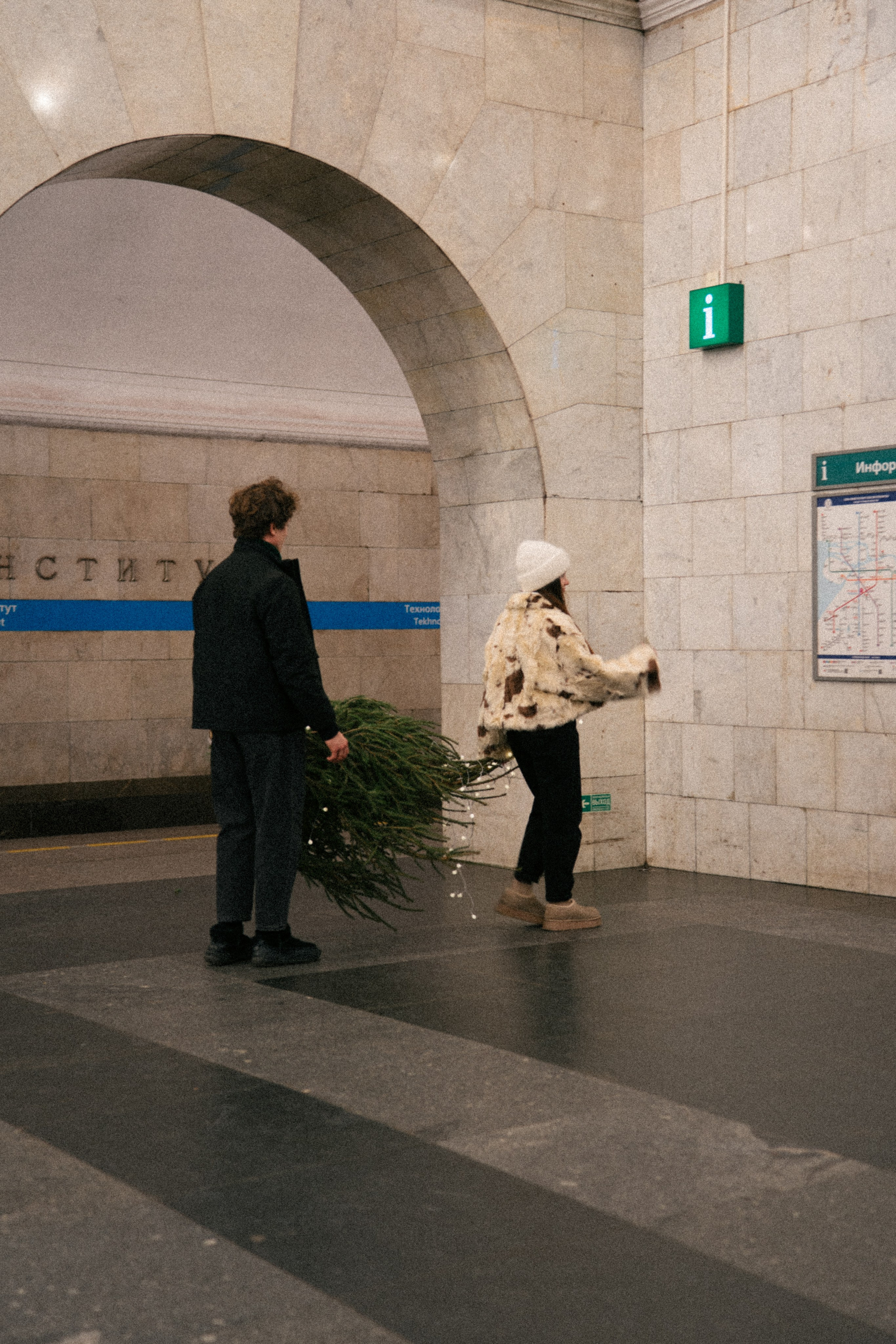 НОВОГОДНЯЯ ПРОГУЛКА ПАРЫ ПО ЧЕРНЫШЕВСКОЙ ПЕРЕД НОВЫМ ГОДОМ. Профессиональный фотограф, Санкт-Петербург — Виктория Богомолова