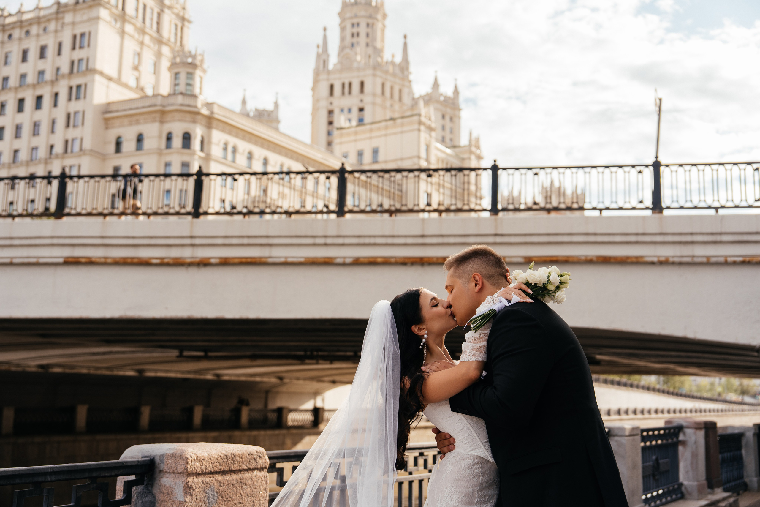 Свадебная фотосессия в Москве у высотки на Котельнической набережной. Свадебный фотограф в Москве Анна Полушина