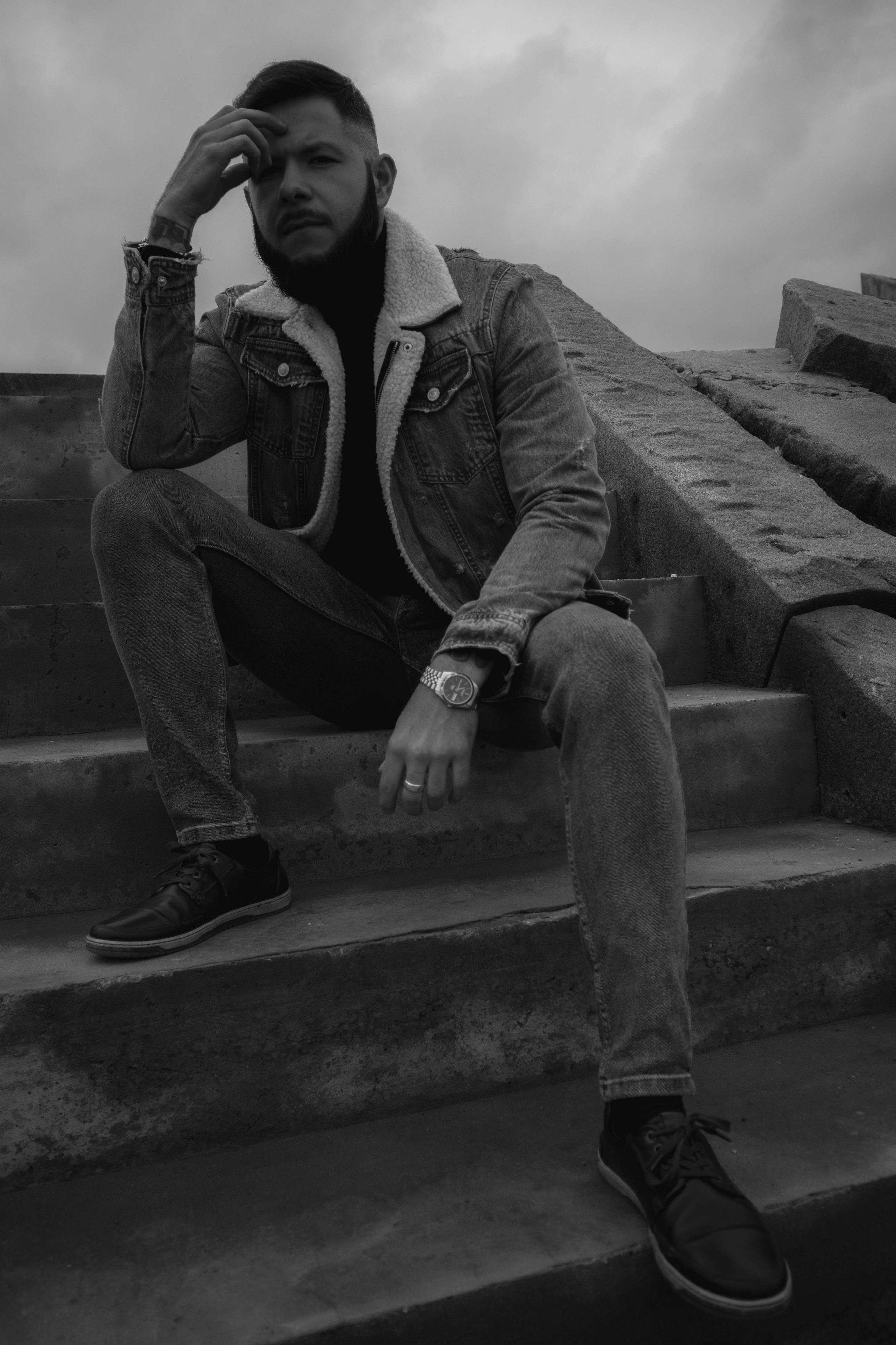 О. Уличный фотограф Города N