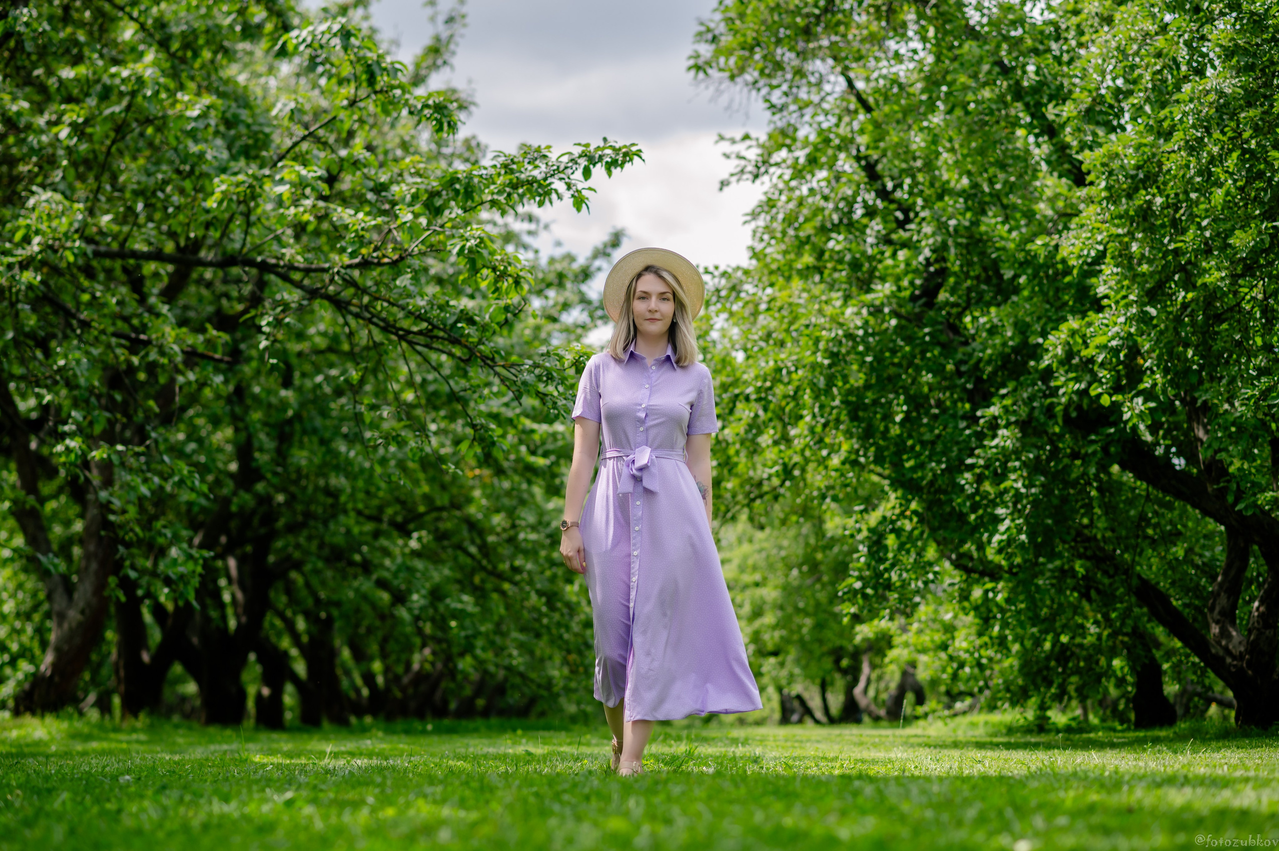 Девушка в фиалковом платье в парке коломенское