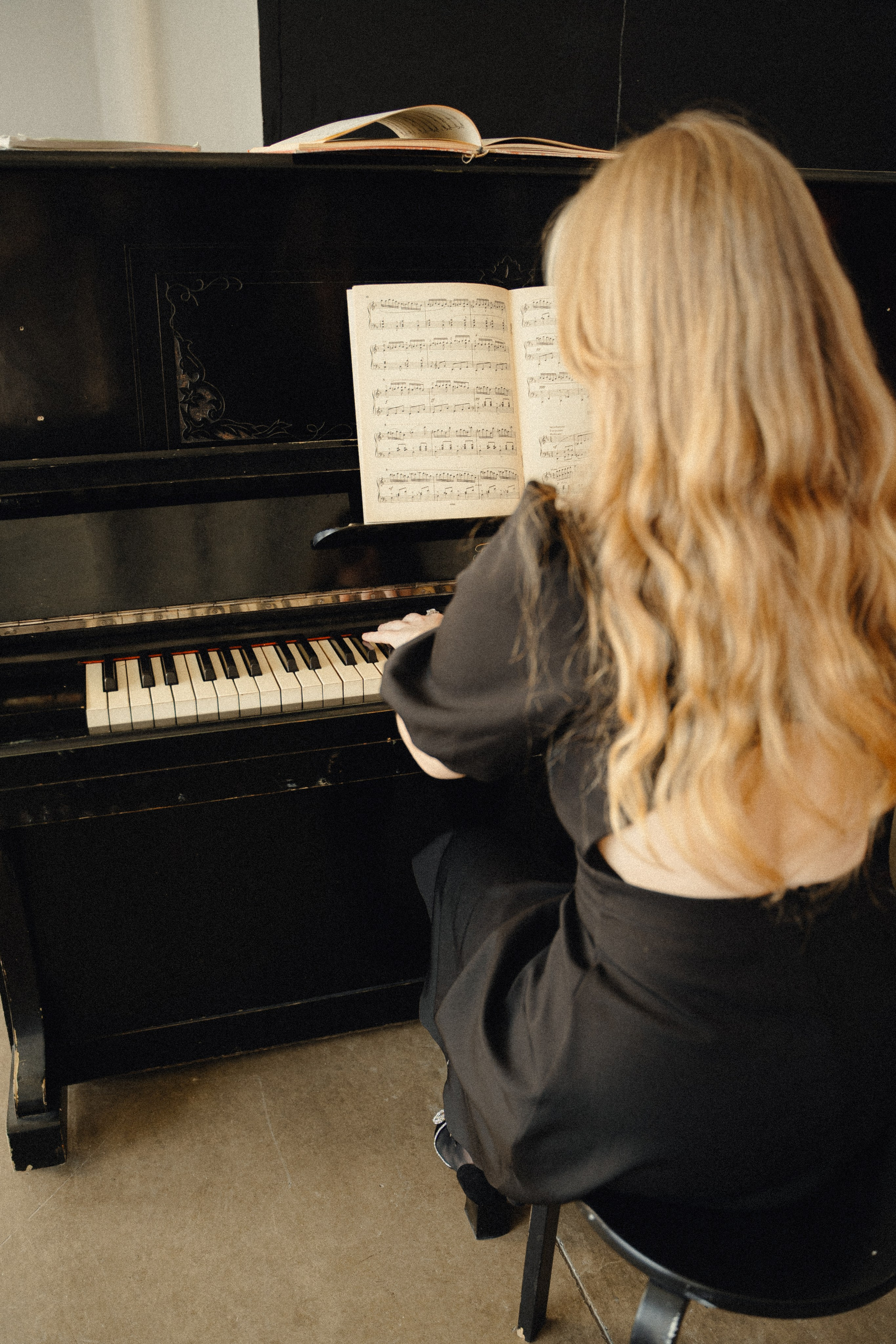 Александра пианистка. Главная