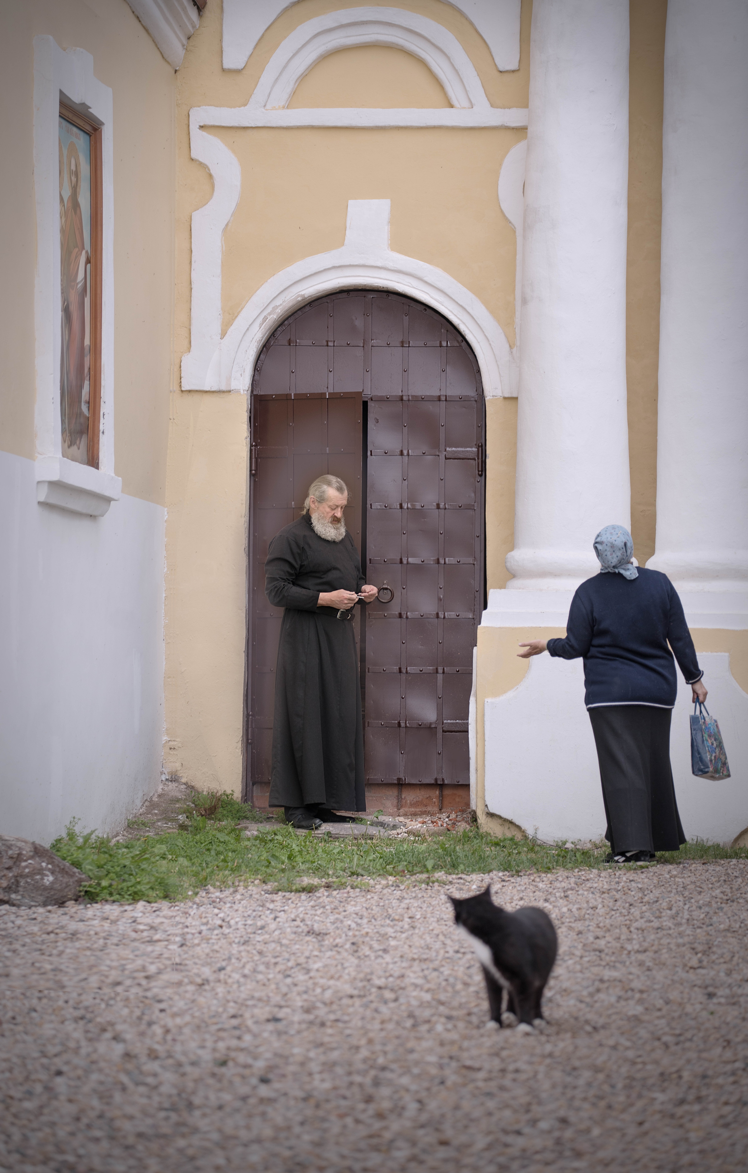 Сцена с прихожанкой в Нило-Столобенском монастыре
