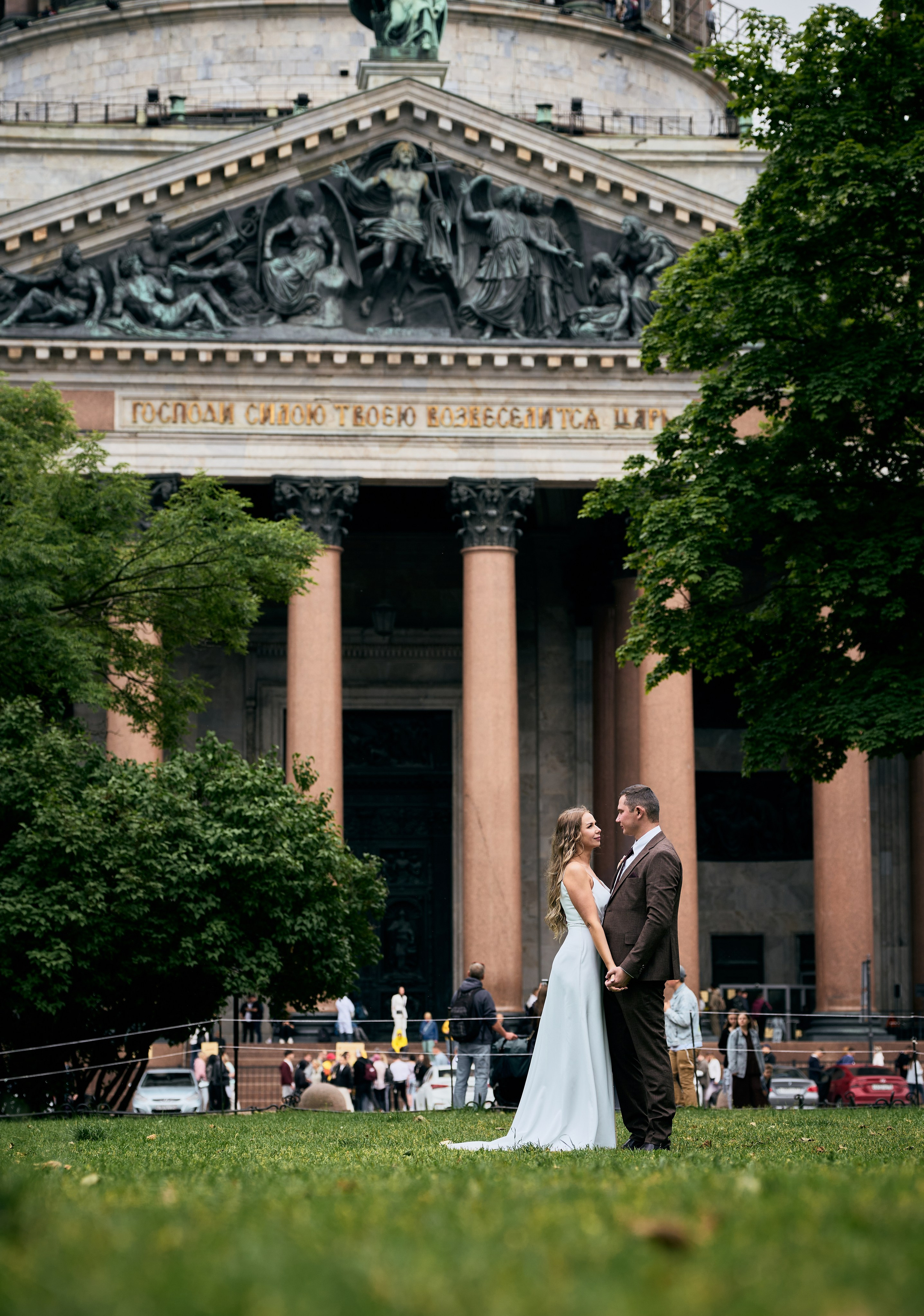 Свадебная пара у Исаакиевского собора