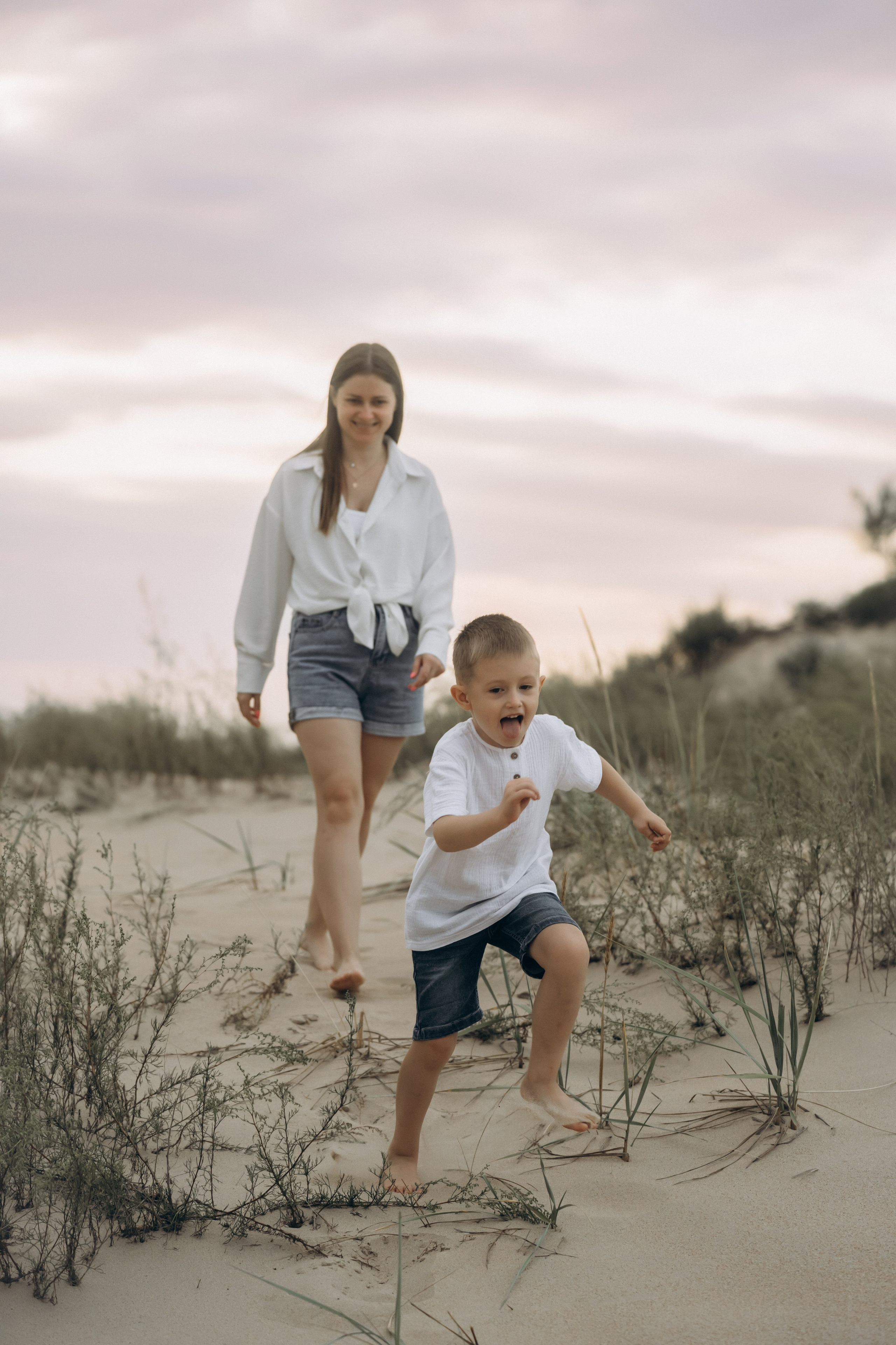 Игра в следопытов: фотограф Голубицкая создала кадр, где семья изучает отпечатки на песке  