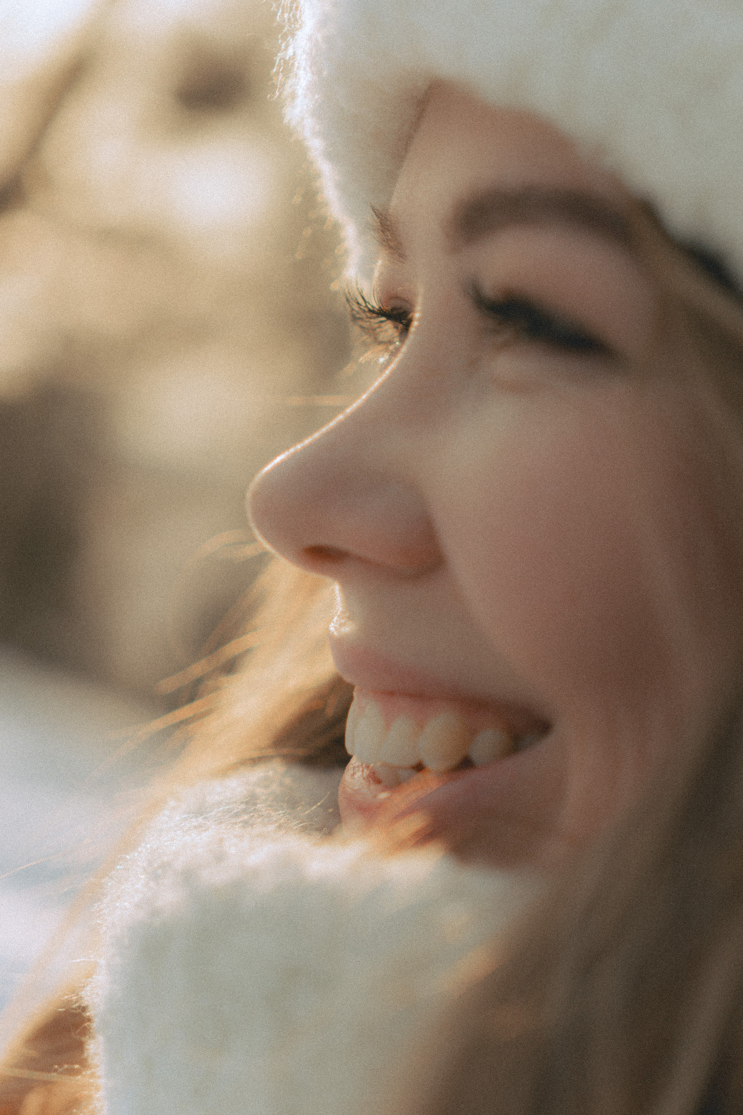 стильный зимний городской портрет девушки крупным планом