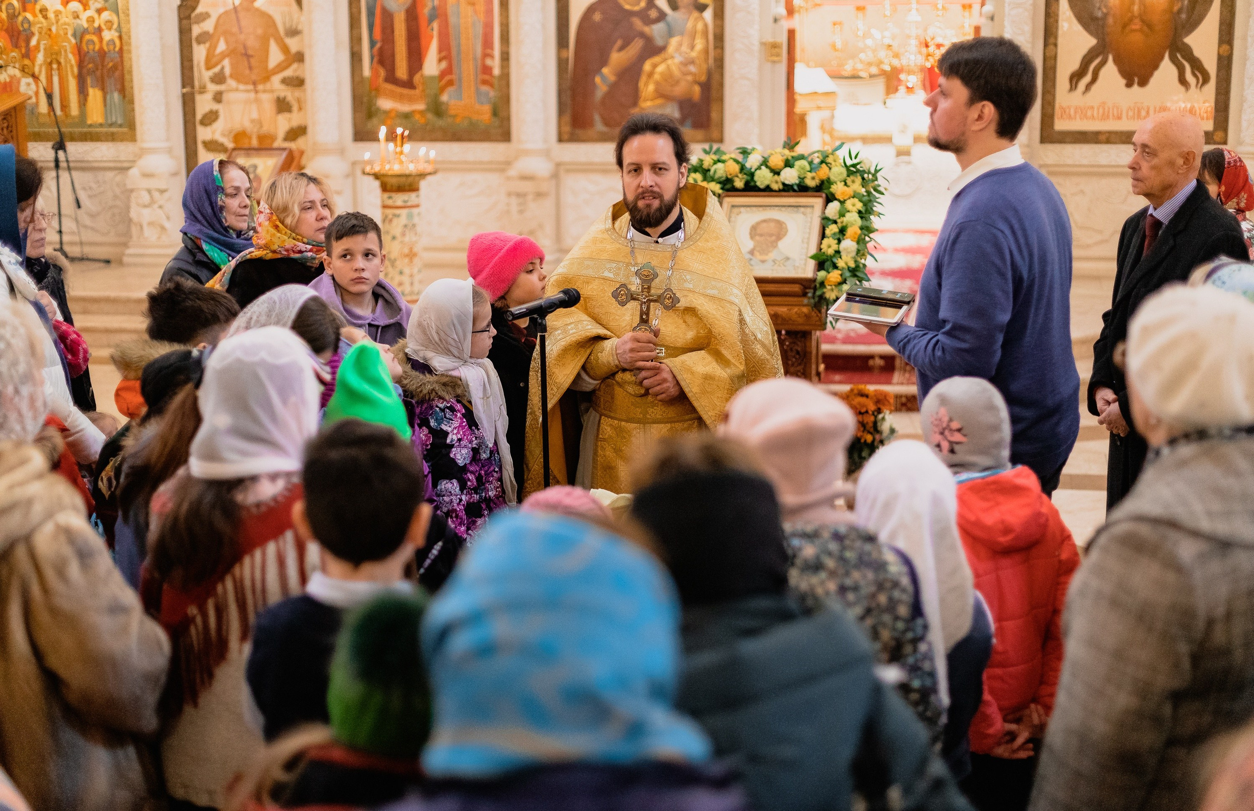 Праздничное богослужение Святителю Николаю 19 декабря. Интерьерный фотограф в Москве Роман Потапов