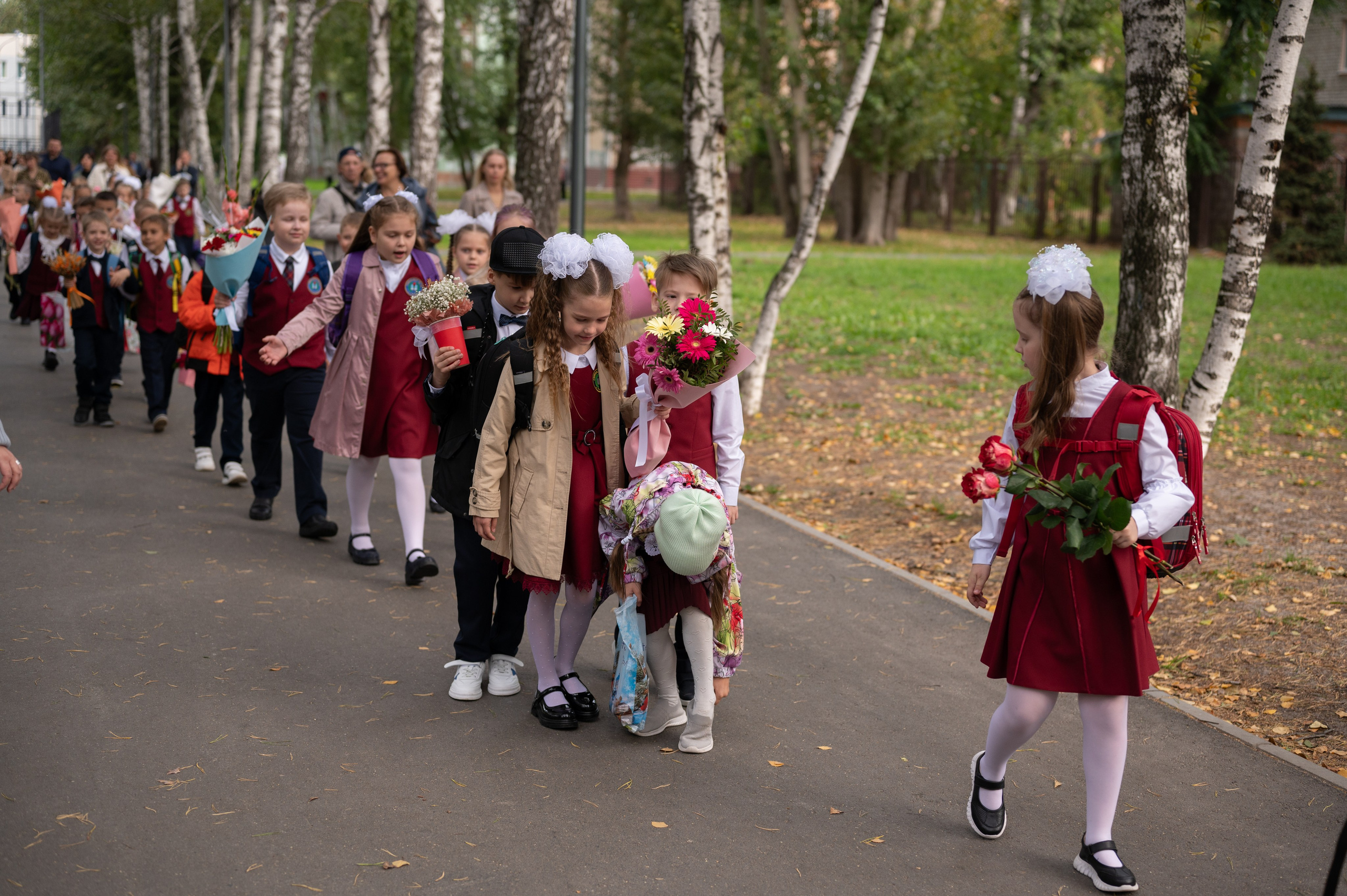 1 сентября 16 гимназия 2 класс (линейка + в классе+ на улице). Фотограф новорожденных, семейный детский в Тюмени Татьяна Морозова