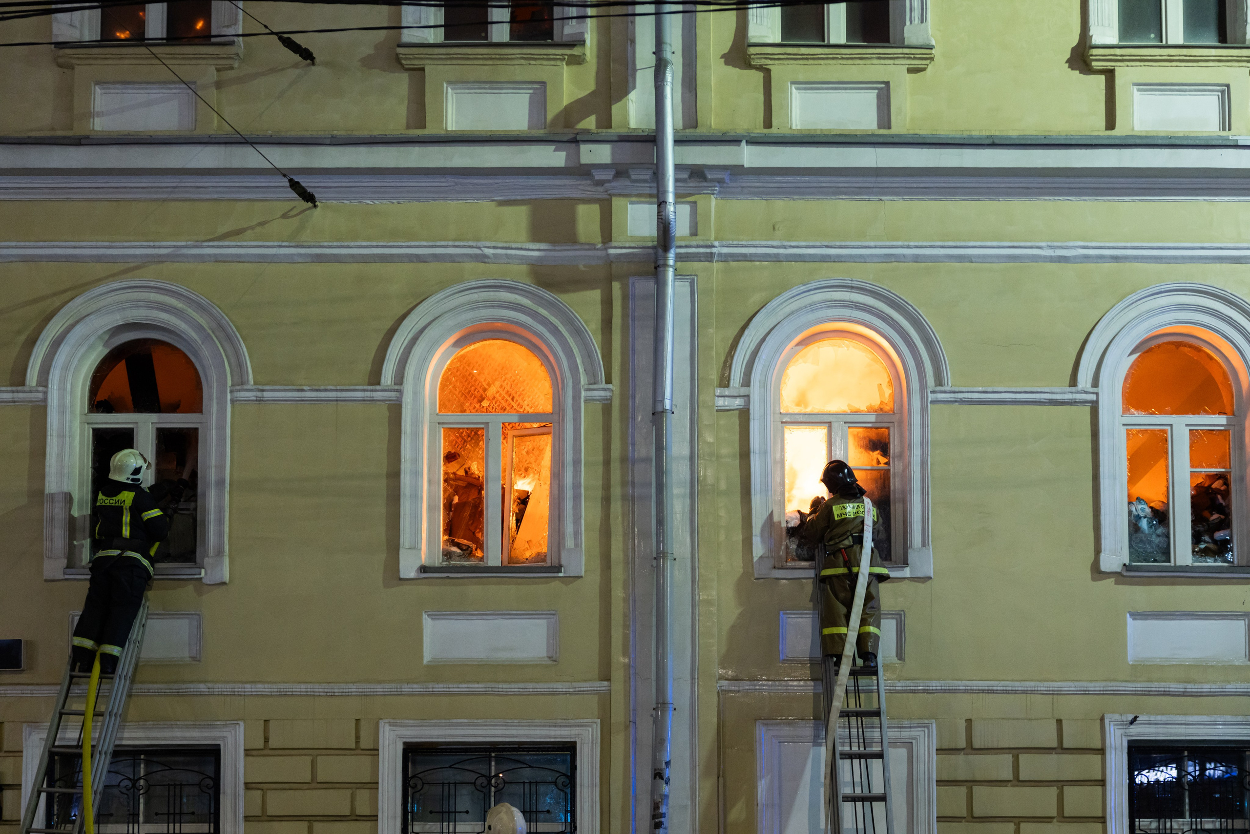 Пожар на ул. Советская 15 (13 января 2025). Репортажный фотограф Алексей Пирязев