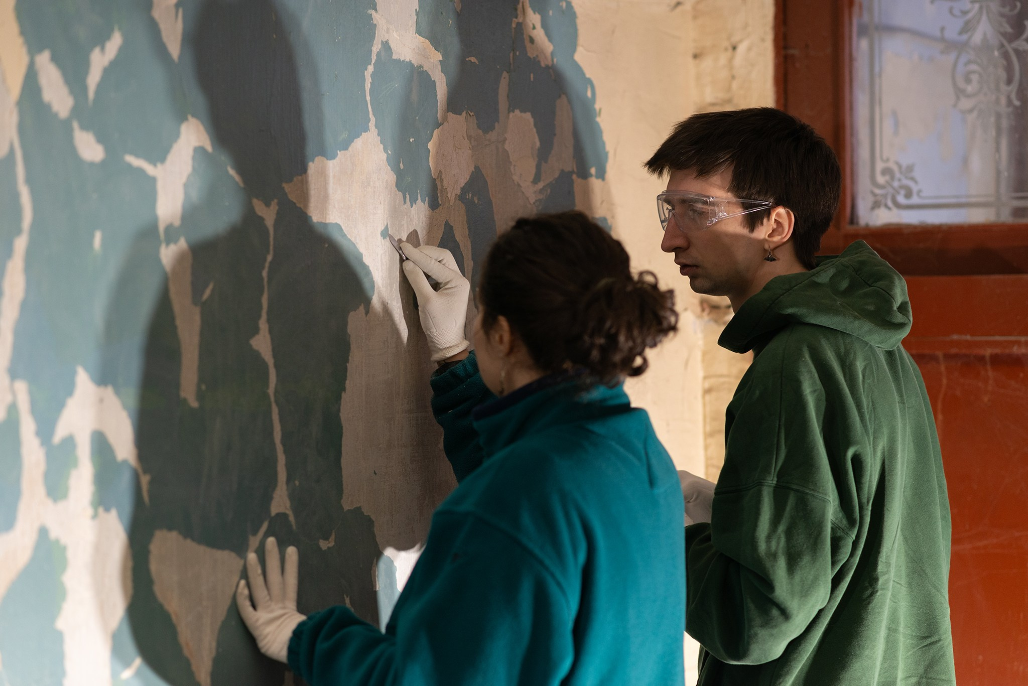 Фонд «Внимание». Расчистка росписей на Лахтинской 3. Репортажный фотограф в Санкт-Петербурге Анастасия Клёпова