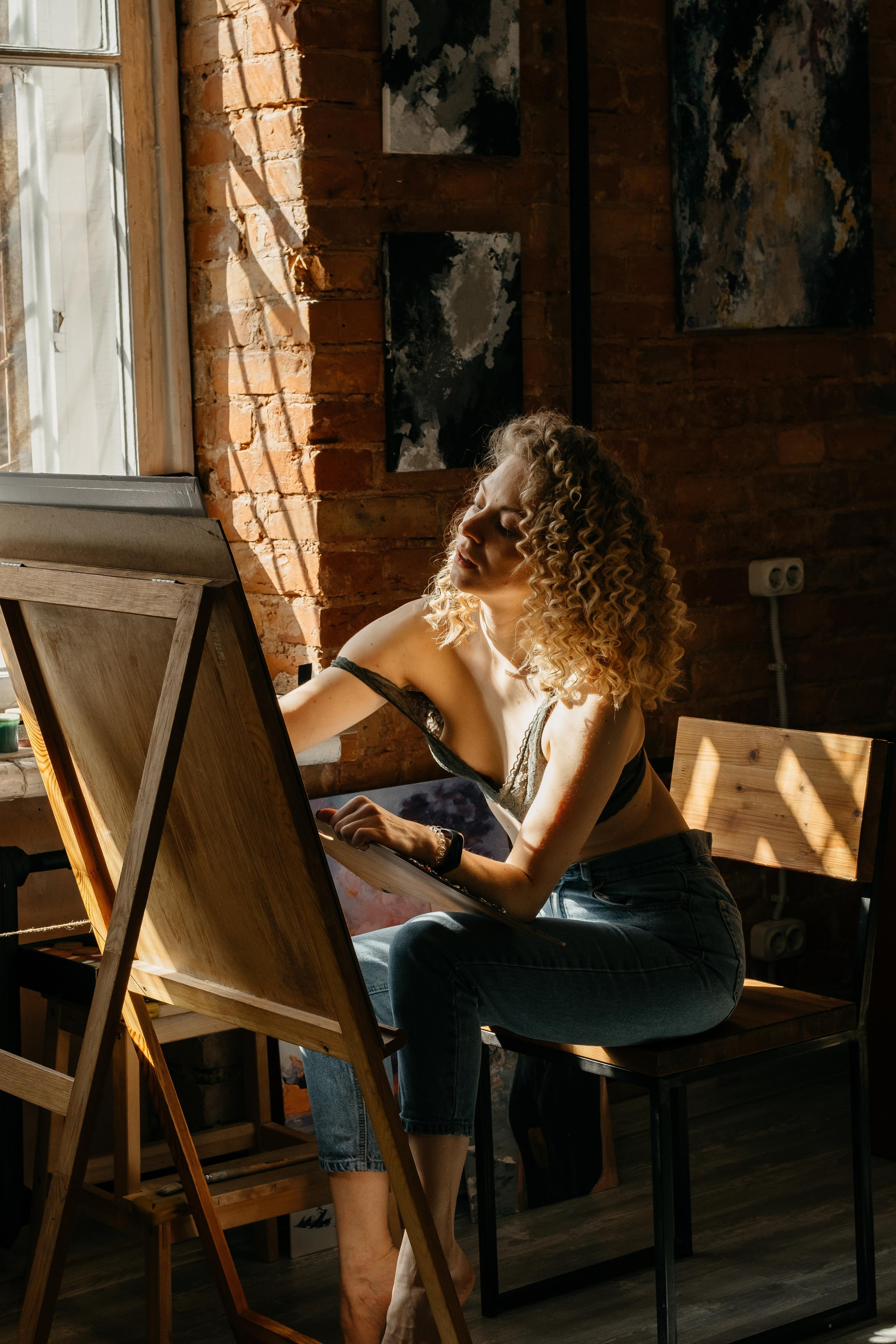 Девушка пишет картину, фотосессия в студии