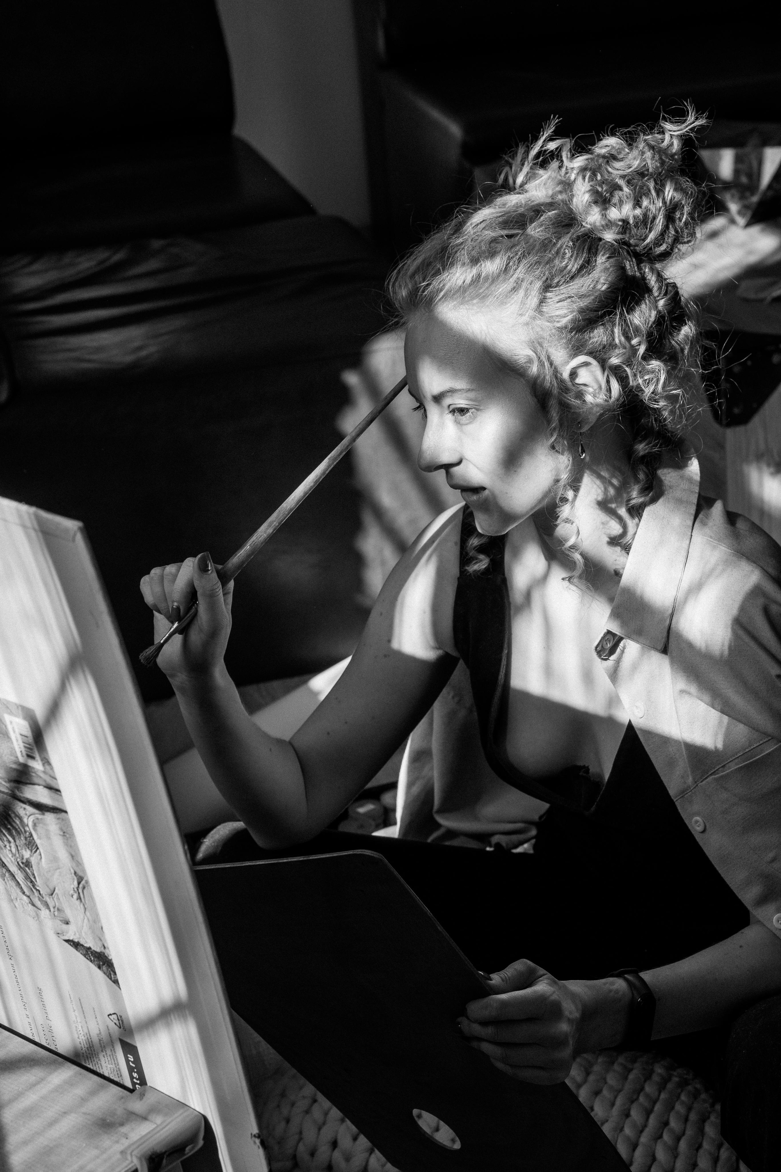 Фотосессия девушки в художественной мастерской