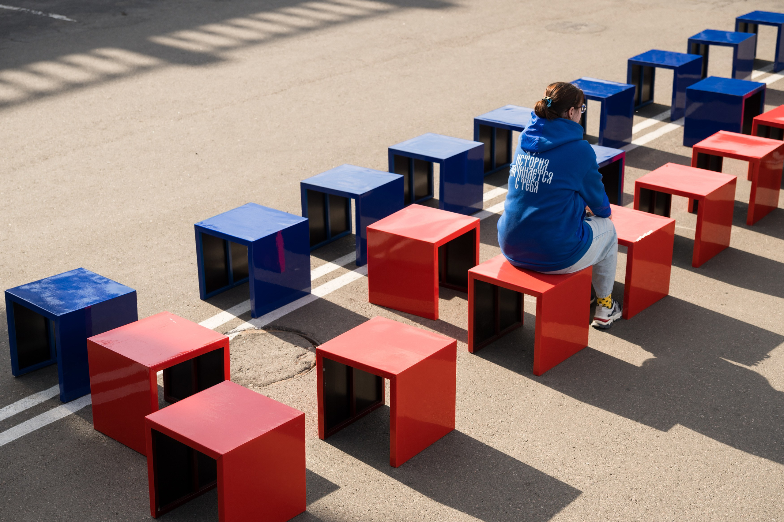 Репортажная съемка в музее в Ростове-на-Дону — девушка одиноко сидит на одном из стульев