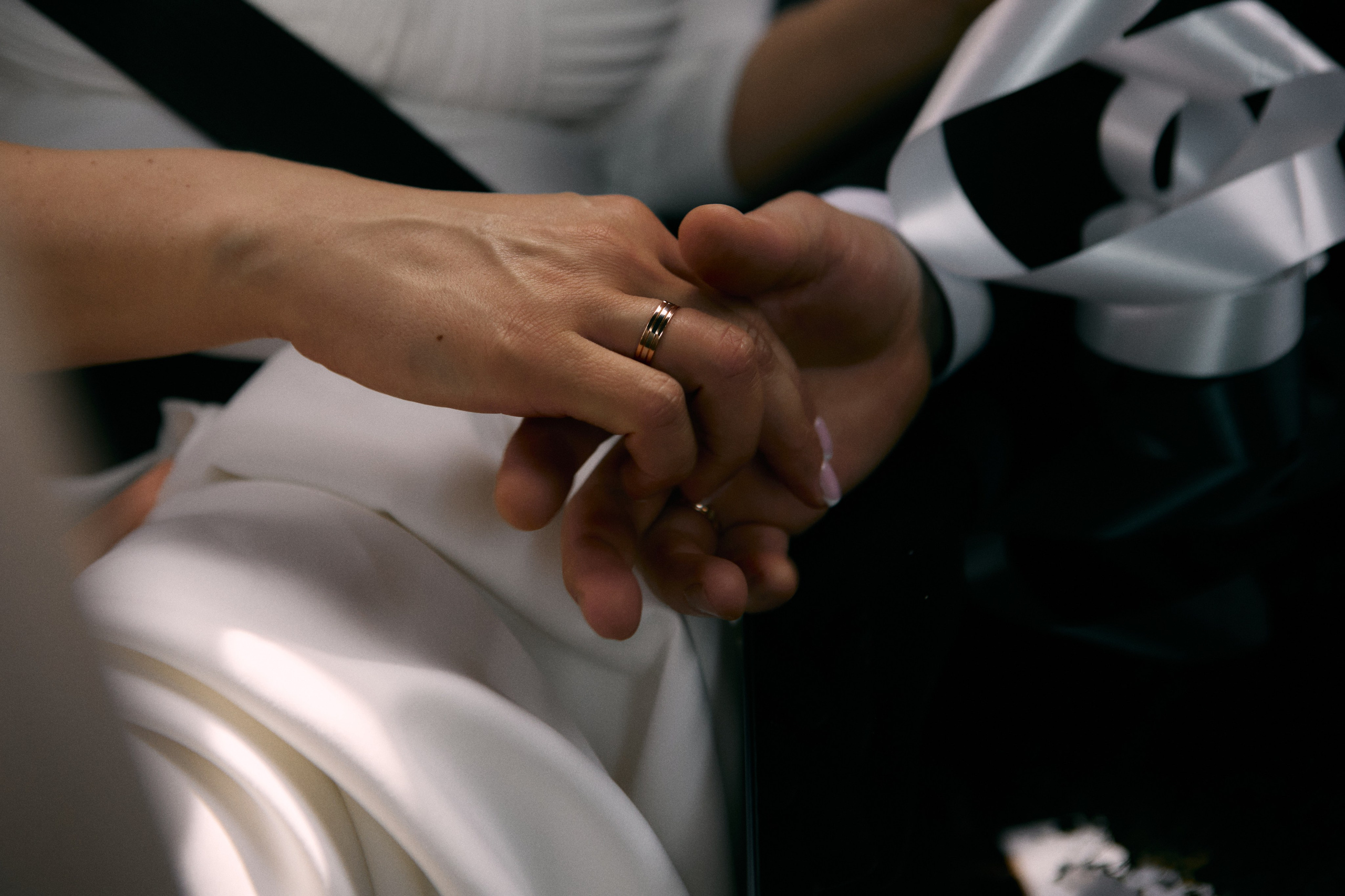 Фотограф Калагина Светлана - свадебная фотосессия молодоженов в машине. 