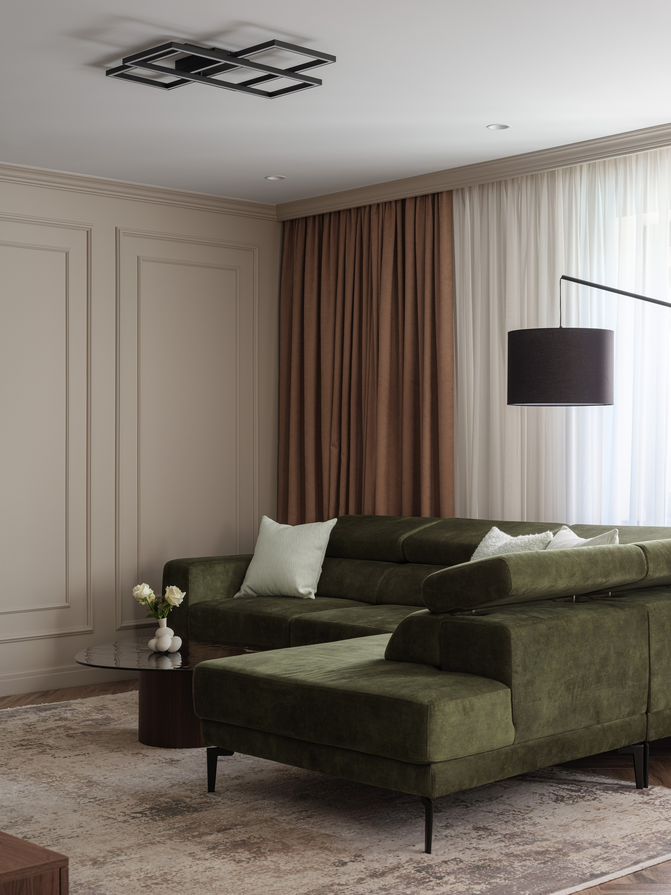 Фото современного дизайна интерьера гостиной в стиле уютной минималистичной классики: зелёный диван, текстиль и акценты. Интерьер создан Татьяной Диденко, съёмка Сергея Денисенко, стилизация Натальи Якушевой.