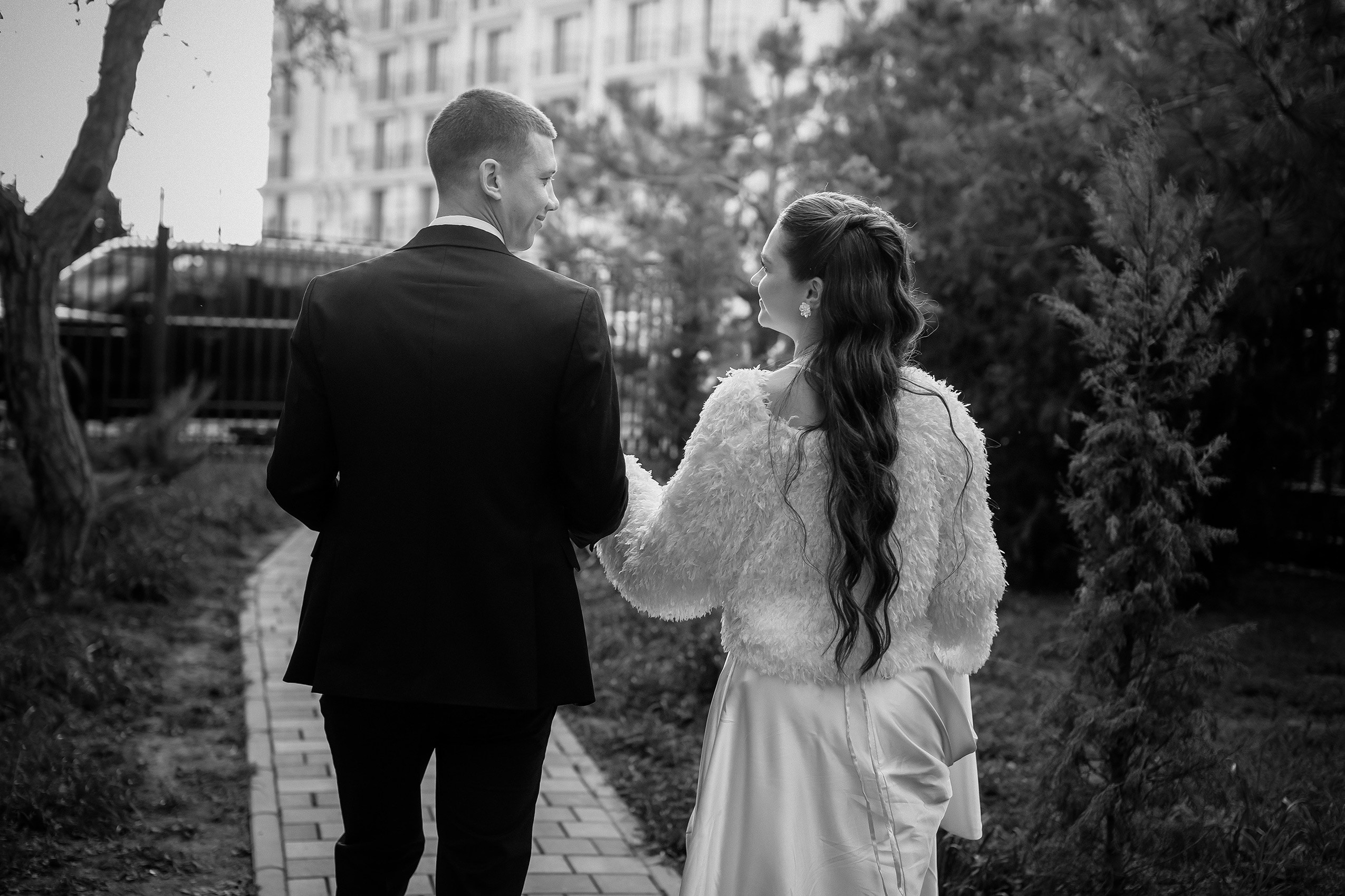 Жених и невеста в парке Анапы