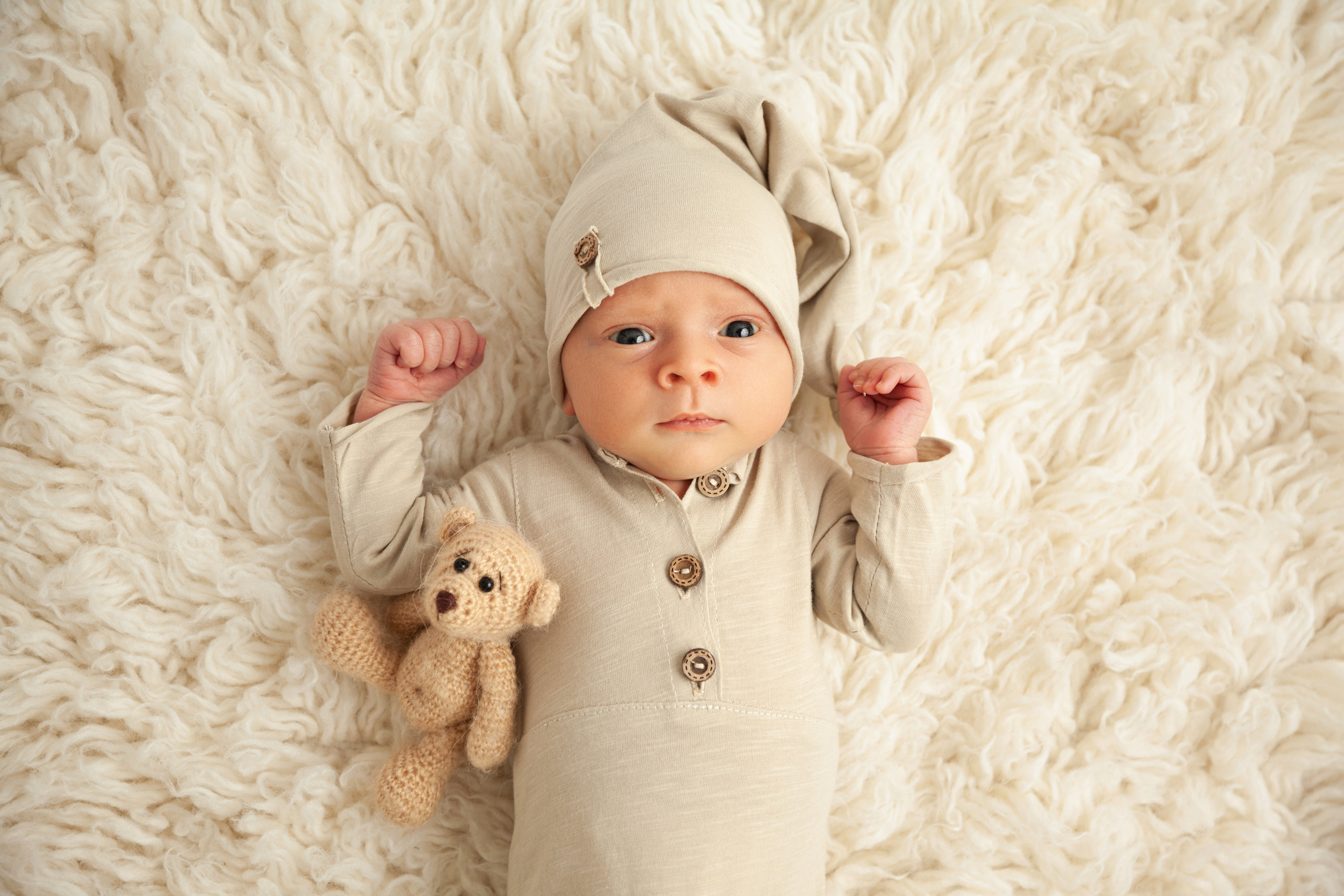 новорожденный в колпачке с мишкой на меху