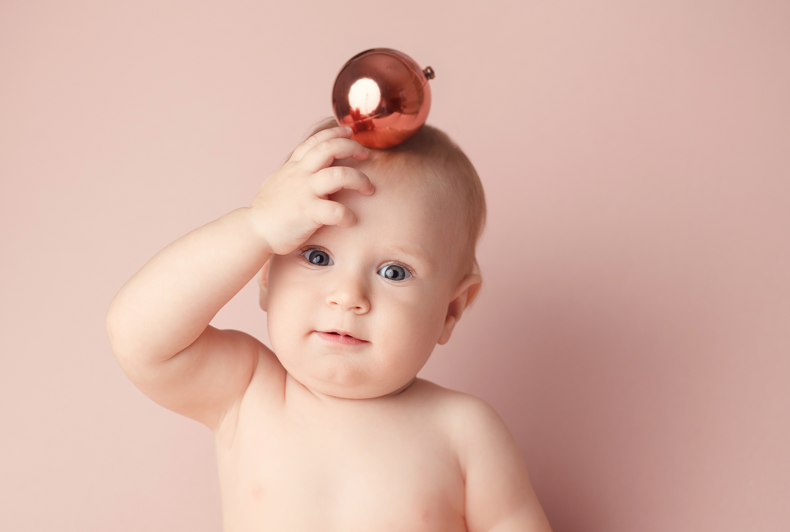 милая девочка 10 месяцев на розовом 