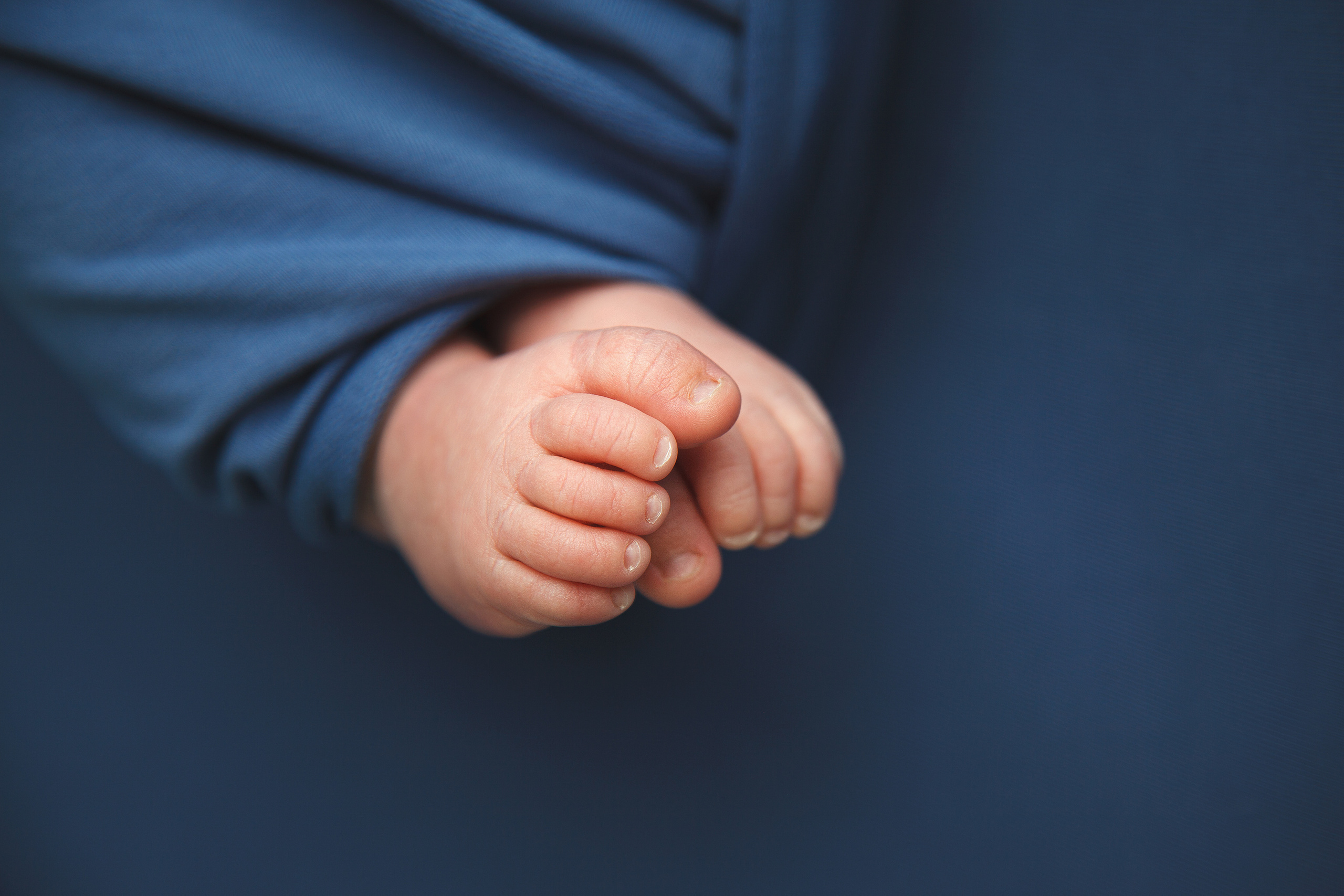 фотосессия новорожденного на синем фоне