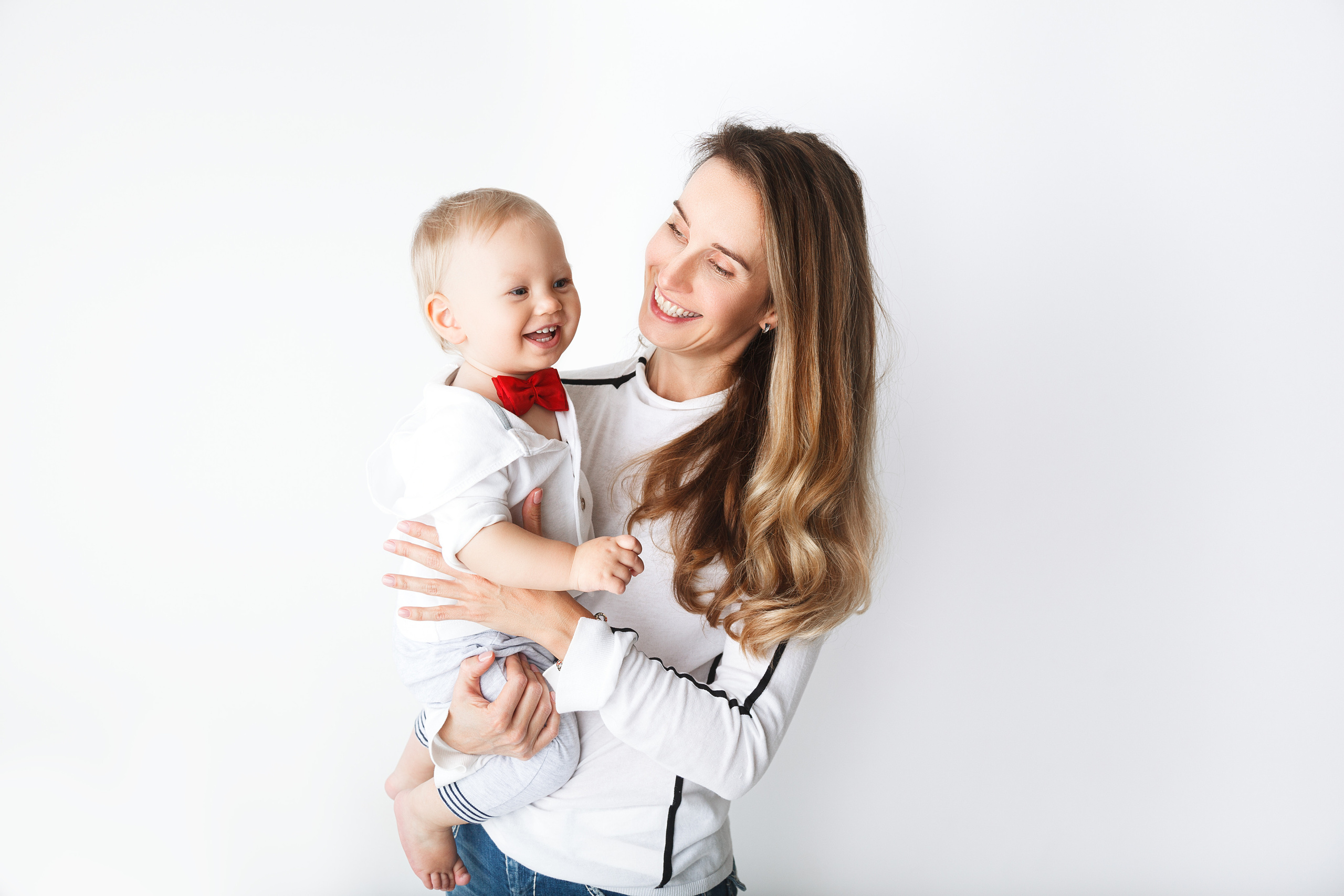 семейный портрет мама с малышом с красной бабочкой 