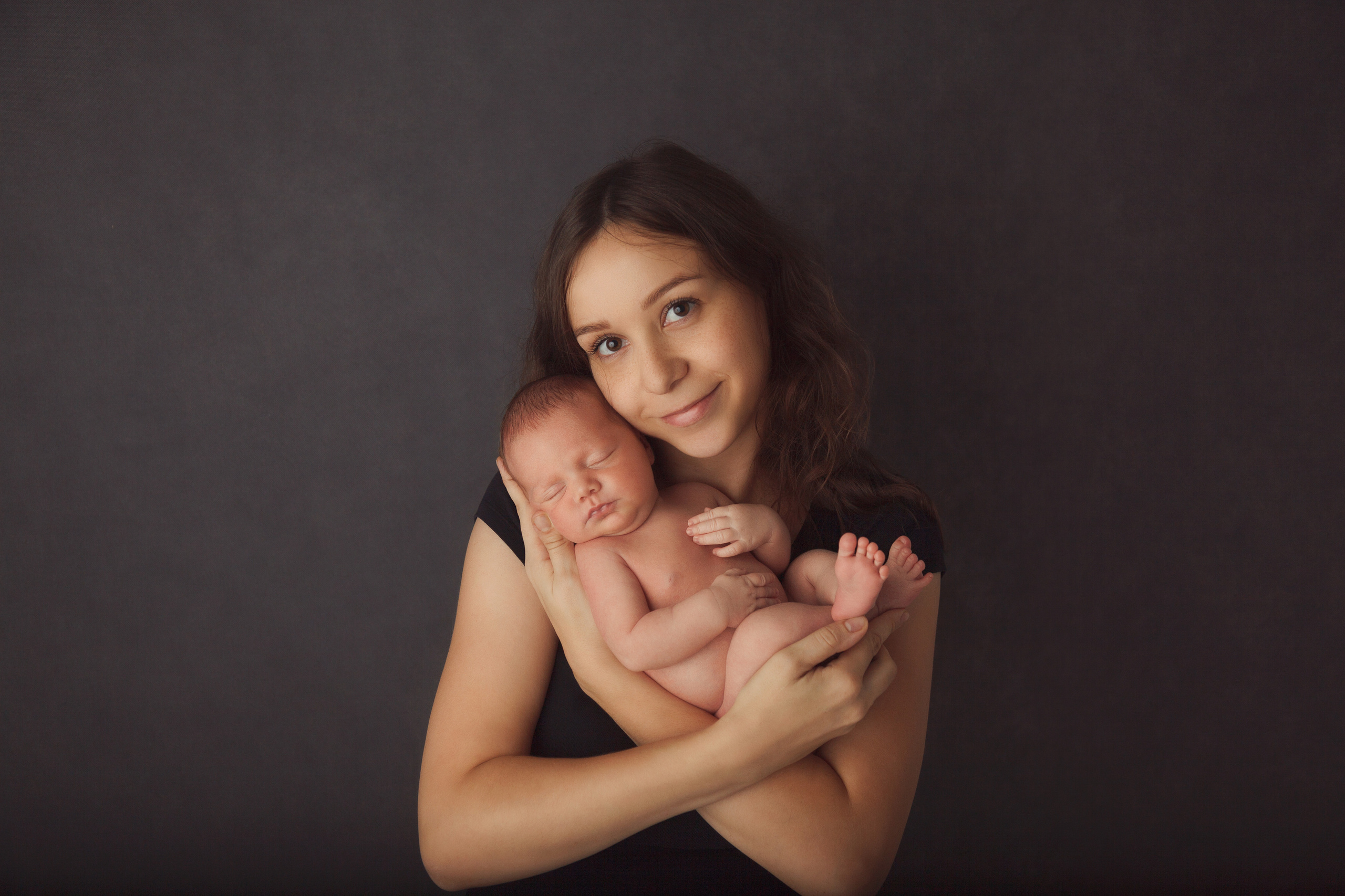 портрет новорожденного с мамой на сером фоне