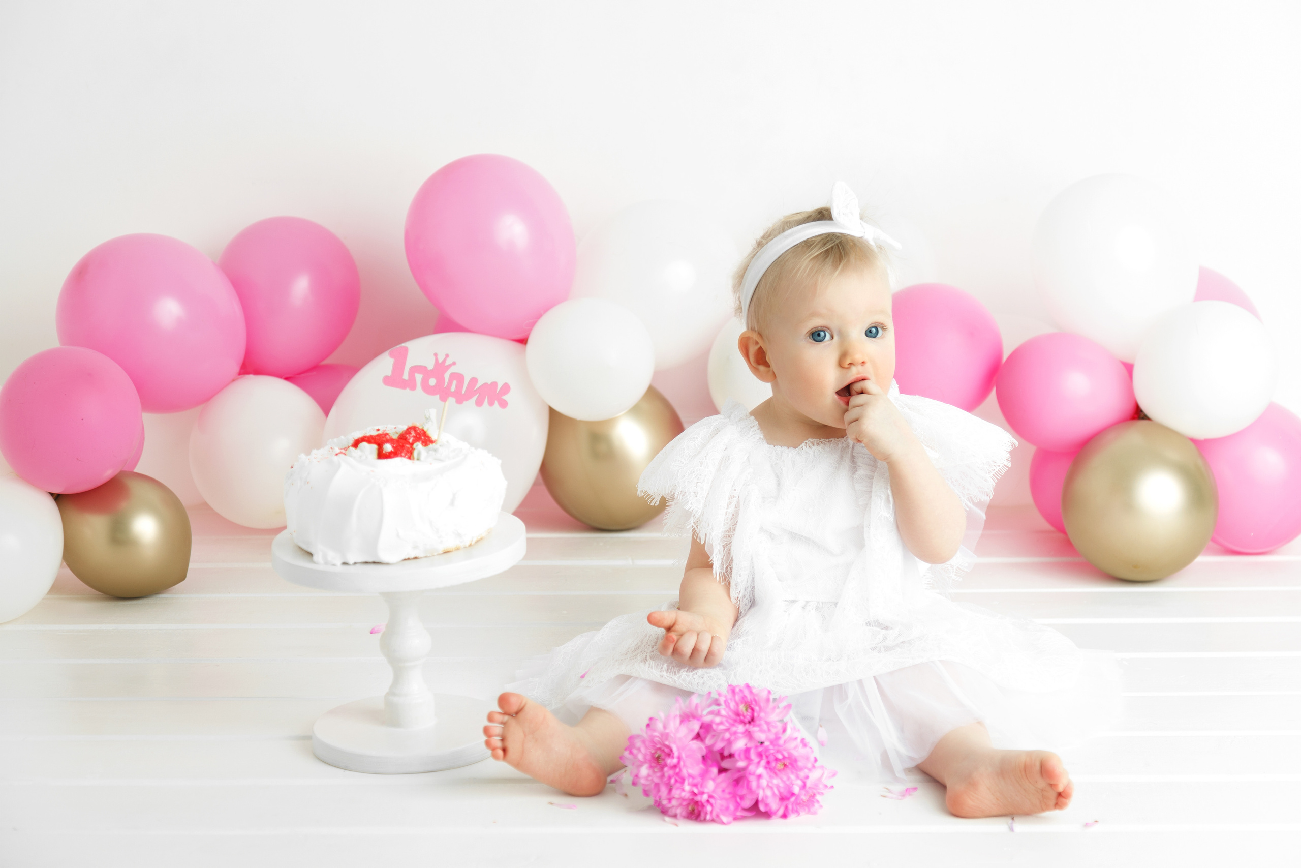 годик девочке с шариками розовыми и тортиком на белом фоне