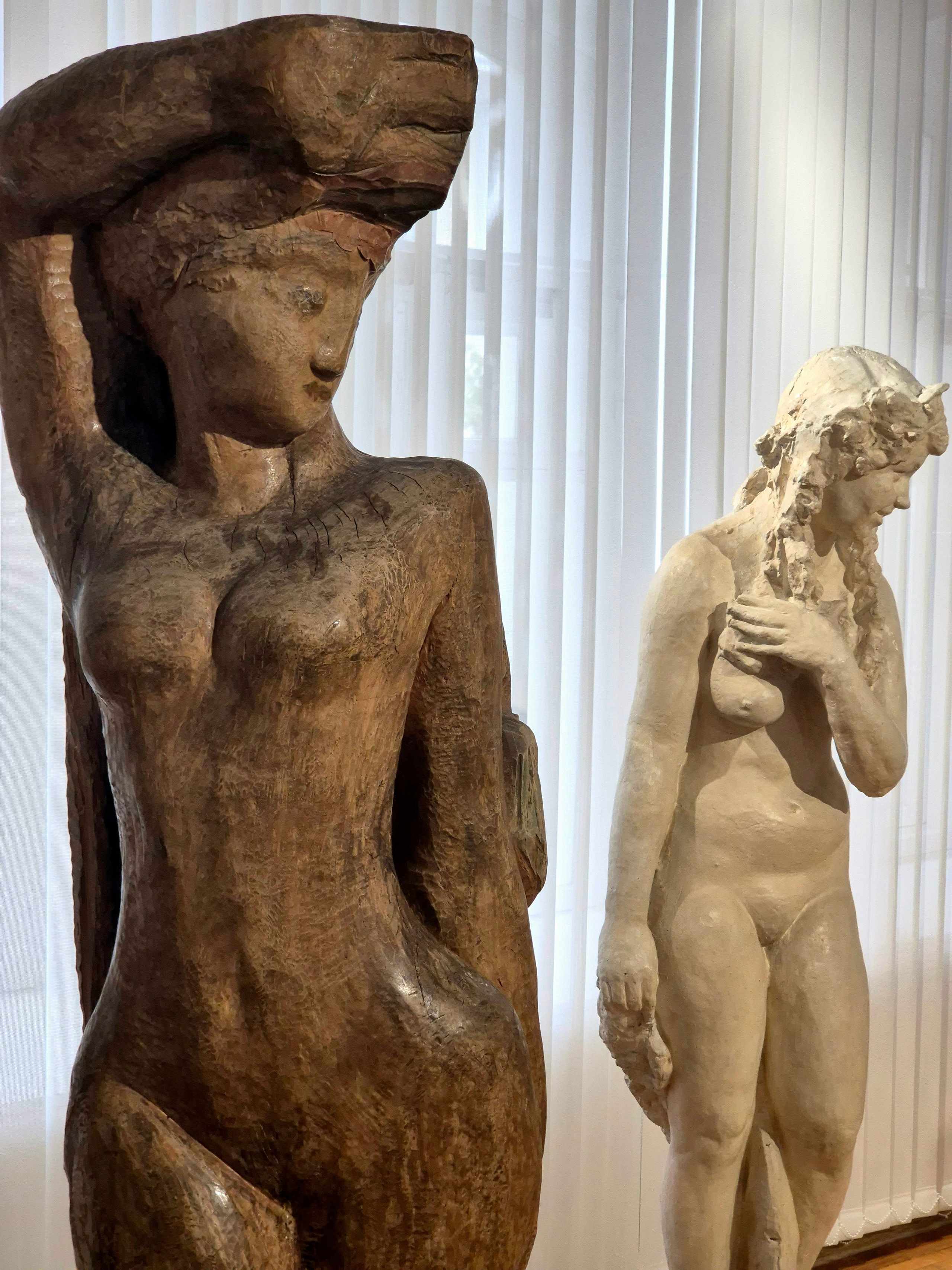 Большинство работ в музее выполнены из дерева - любимого материала скульптора. Примитив (слева) и Ева (справа)