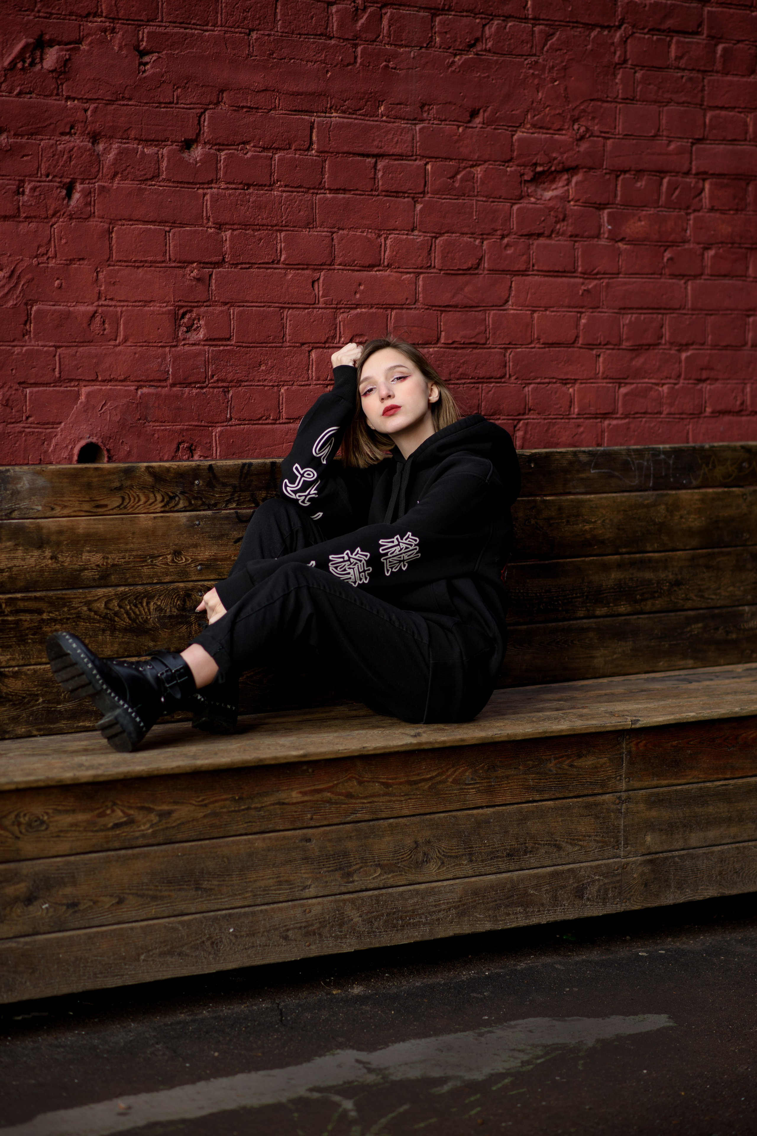 Фотосессия на 18тилетие на территории Красного октября в черной толстовке