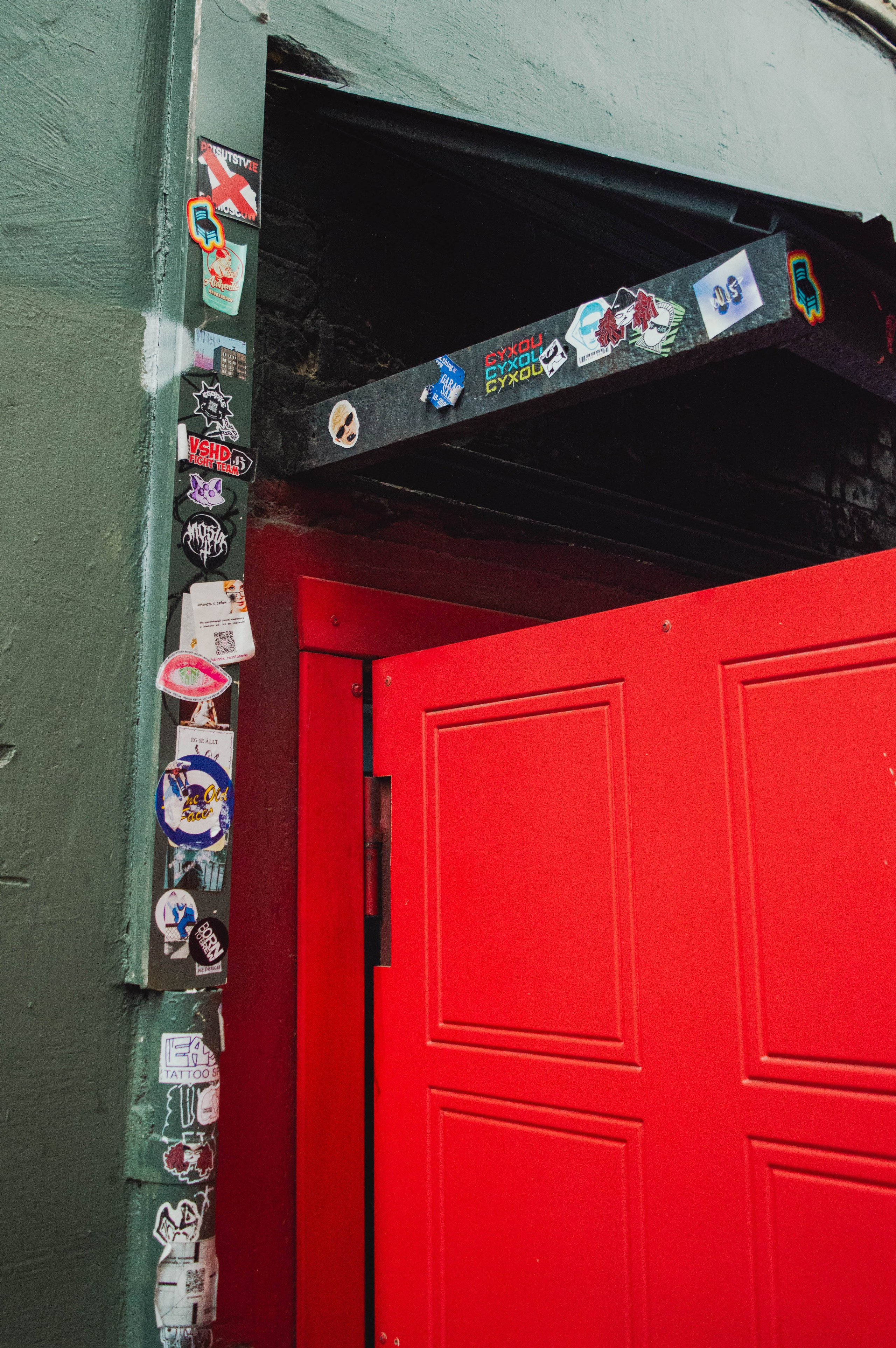 Типология «Стикербомбинг в городе». Фотограф Анастасия Лощакова в Москве